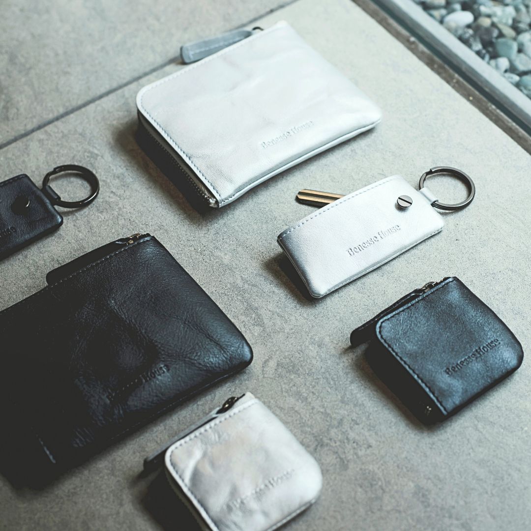 Benesse House x hmny series
Lightweight and durable, with colors inspired by the concrete and Yakisugi (charred cedar) used in the architecture of Naoshima, these wallets are crafted using traditional methods in Higashikagawa City, Kagawa Prefecture, one of the world’s leading regions for producing leather products.
👛 Despite its small size, the coin purse can hold up to 40 coins.
💳The compact wallet can store cards, notes, and has a zipper coin pocket, making it perfect for everyday use.
💡Do you know in Japan, there is a tradition of changing wallets when the new year begins?
It is believed that using a new wallet in spring, called the