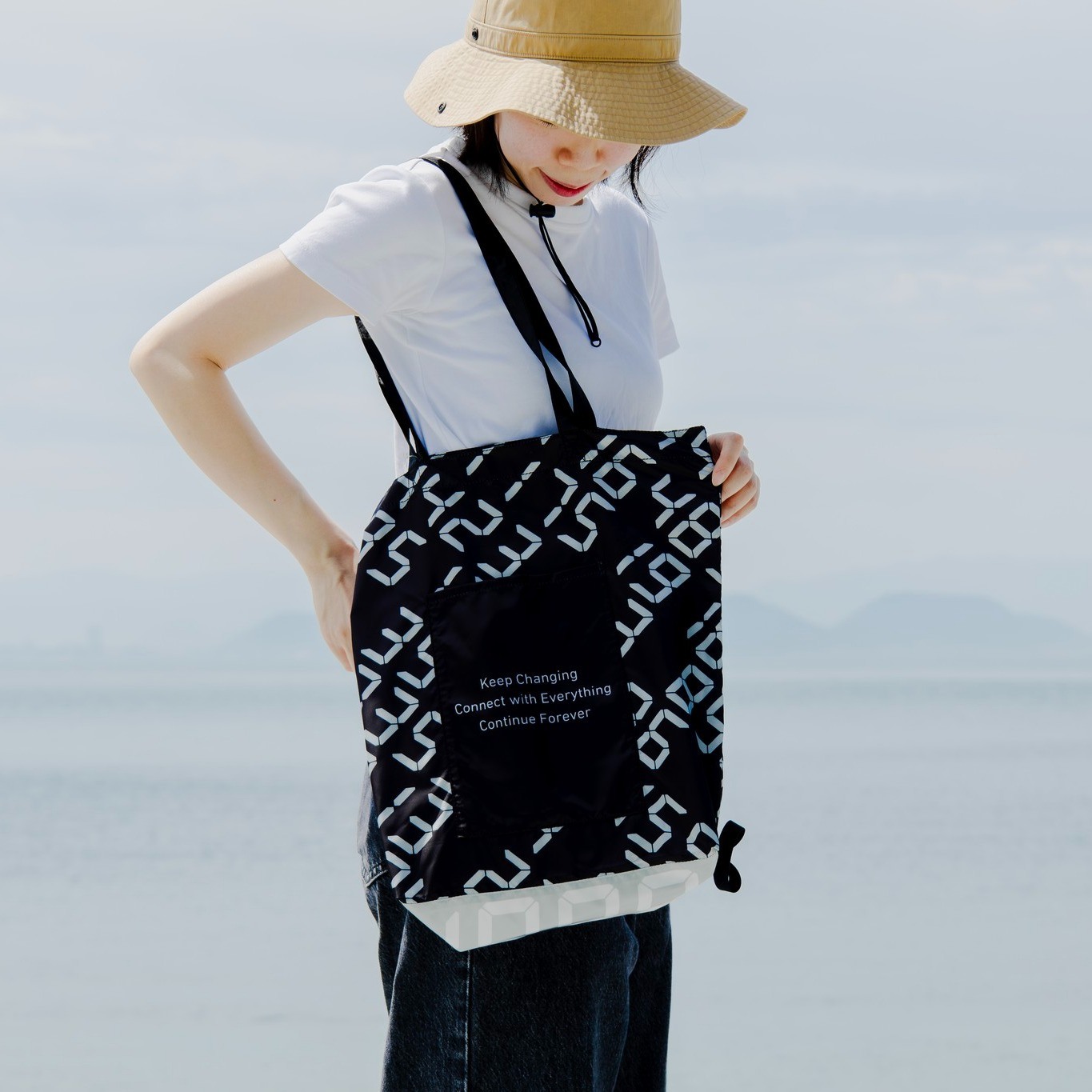 ✨New Product Announcement✨
This tote bag is inspired by the works of Tatsuo Miyajima, who is exhibiting his works at the Naoshima House Project “Kakuya.” It can be folded and tied with elastic, making it compact and perfect for travel!
It can hold A4-size items and has pockets on the outside.Now on sale in stores! Online sales are scheduled to begin in late August. 😊
✨新商品のお知らせ✨
直島の家プロジェクト「角屋」で作品を公開している宮島達男氏の作品をモチーフにしたトートバッグです。折りたたんでゴムでまとめることが出来るコンパクト仕様なので、旅行にもぴったりです!
A4サイズが入り、外側にもポケットがついています。
店頭で絶賛販売中です!オンラインショップは8月下旬販売予定です😊
#ミュージアムグッズ #直島 #Benesse #benessehouse #benessehouseonlineshop #ベネッセハウス #宮島達男 #tatsuomiyajima