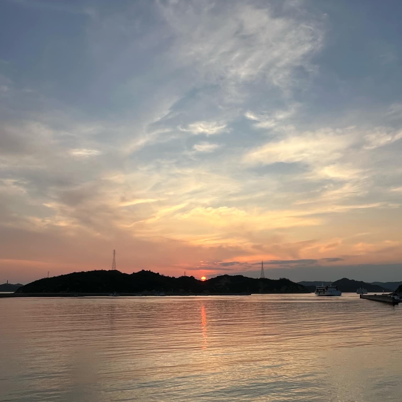 🍋Staff Recommended Spot🍋
Staff member Y.S. recommends the coastal scenery of Miyaura. There is a road leading from Miyaura Port, the gateway to Naoshima, to the Chichu Art Museum, where you can see 「Ozuchi island」, which looks like an onigiri rice ball. 🍙🍙
🍋スタッフおすすめスポット🍋
スタッフY.Sのおすすめは、「宮浦の海岸風景」です。直島の玄関口宮浦港から地中美術館に向かう道にあり、おにぎりのような「大槌島」を眺めることができます🍙🍙
#naoshima #瀬戸内国際芸術祭2025 #benessehouse #ミュージアムグッズ #直島 #Benesse #benessehouseonlineshop #benesse