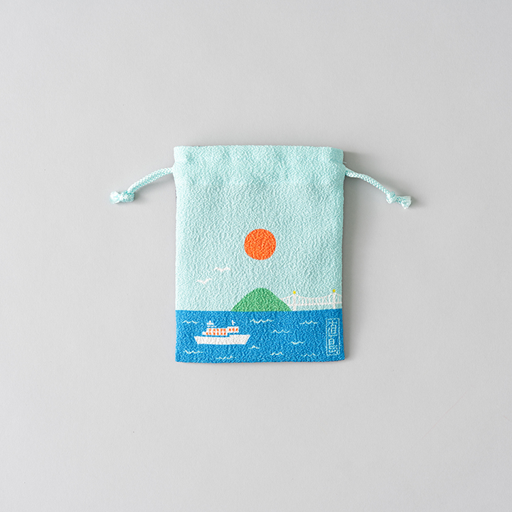 ✨New Product Announcement✨
The scenery from the Benesse House Museum has been turned into a drawstring bag. It is a versatile size that can be used in many ways, allowing you to enjoy its appearance both during the day and at night.🌞🌝 Each bag is carefully crafted from traditional chirimen fabric from the Tango region of Kyoto.Now on sale in stores! Online sales are scheduled to begin in late August.👍
✨新商品のお知らせ✨
ベネッセハウスミュージアムからの風景が巾着になりました。マルチに使いやすいサイズ感で、昼と夜の表情を楽しむ事ができます🌞🌝京都丹後地方の伝統的なちりめんで1点1点丁寧につくられています。店頭で絶賛販売中!オンラインショップは8月下旬販売予定です👍
#ミュージアムグッズ #直島 #Benesse #benessehouse #benessehouseonlineshop #ベネッセハウス