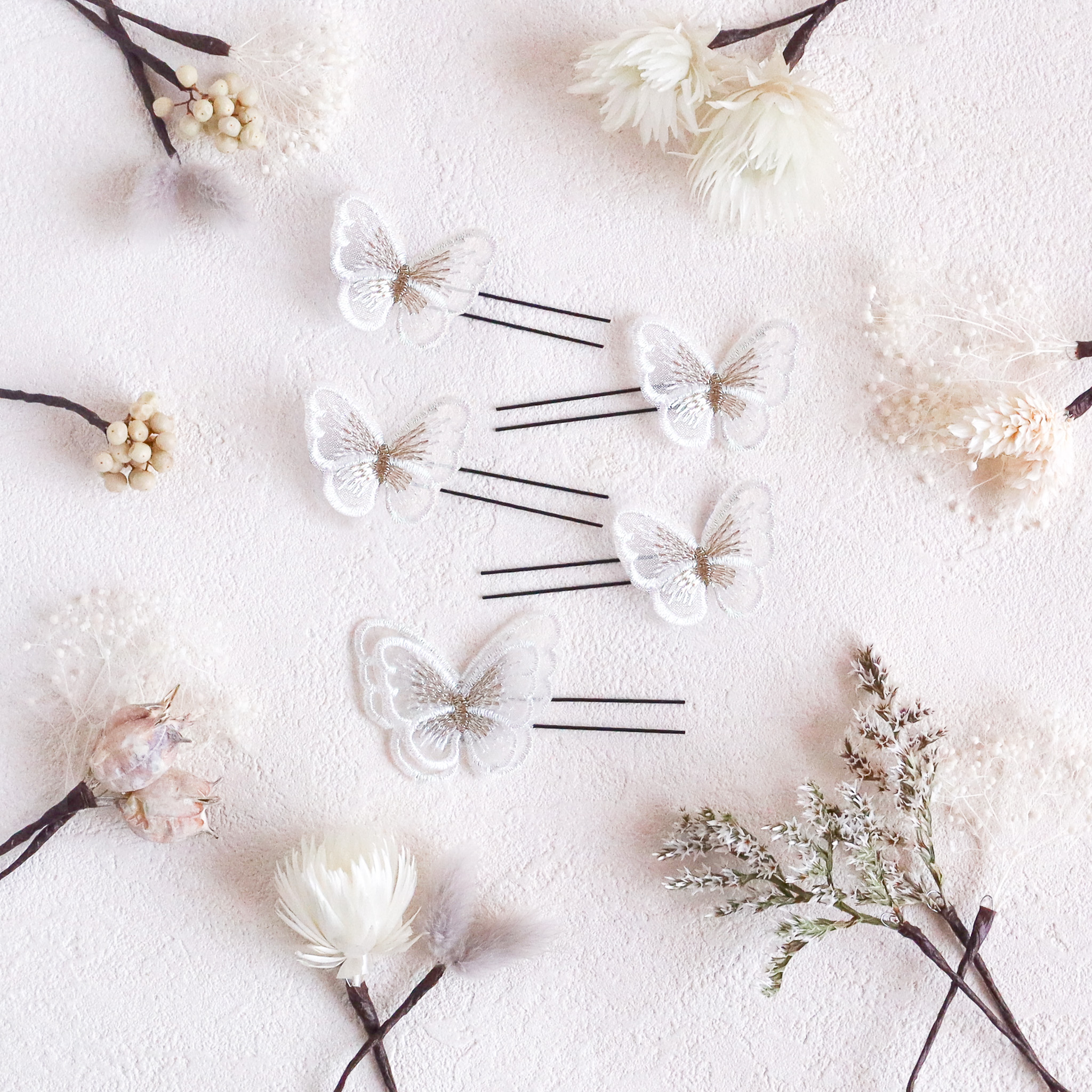 少し変わったアクセサリーをお探しの花嫁様に♪
*------*------*------*------*------*------*------*------*------*------*------*------*
9月~11秋の月は秋のブライダルシーズン。
式場探しやドレス選びも落ち着いて、小物を探している花嫁さまも多いのではないでしょうか。
今回は、ブライダルにピッタリなオススメのアクセサリーをご紹介します(๑•̀ㅂ•́)و✧
①ちょうちょの髪飾り(白系 サイズアソート)
花嫁様の「婚礼用に白系だけがほしい!」というご要望にお応えして、商品化!
オーガンジーにキラキラと光る糸で刺繍されたちょうちょを髪飾りに仕立てました。
一重のちょうちょを4つ、二重のちょうちょを1つ入れてお届けしています。
②ちょうちょの髪飾り着用イメージ(青系アソート使用)
こちらはヘアアレンジのイメージ。青系アソートを使用しています。
サムシングフォーのうちのひとつ、「サムシングブルー」としてもオススメです。
③④スフレパールのクラシカルネックレス
スフレパールはその名前の通り、ひとつひとつ手作業で作られた吹きガラスのパールです。
プラスチックが普及する前のフランスでは、主にドレスの装飾用として製造されていました。
こちらのネックレスは1940年代にフランスで作られたスフレパールを使用しています。
パールの中は空洞になっているので、見た目よりもずっと軽い付け心地が特徴です。
サムシングフォーのうちのひとつ、「サムシングオールド」としてもオススメです。
⑤⑥ちょうちょの髪飾り各種アソートカラー
白系だけではなく、カラーもご用意しています。
ドレスに合わせてお選びください♪
(※二重のちょうちょのカラーはお選びいただけません)
みなさんのお気に入りが見つかりますように( ⁎ᵕᴗᵕ⁎ )..❤︎
*------*------*------*------*------*------*------*------*------*------*------*------*
#髪飾り #前撮り #結婚式 #結婚式前撮り #ウェディング #ブライダル #プレ花嫁さんと繋がりたい #ブライダルヘア #フォトウェディング