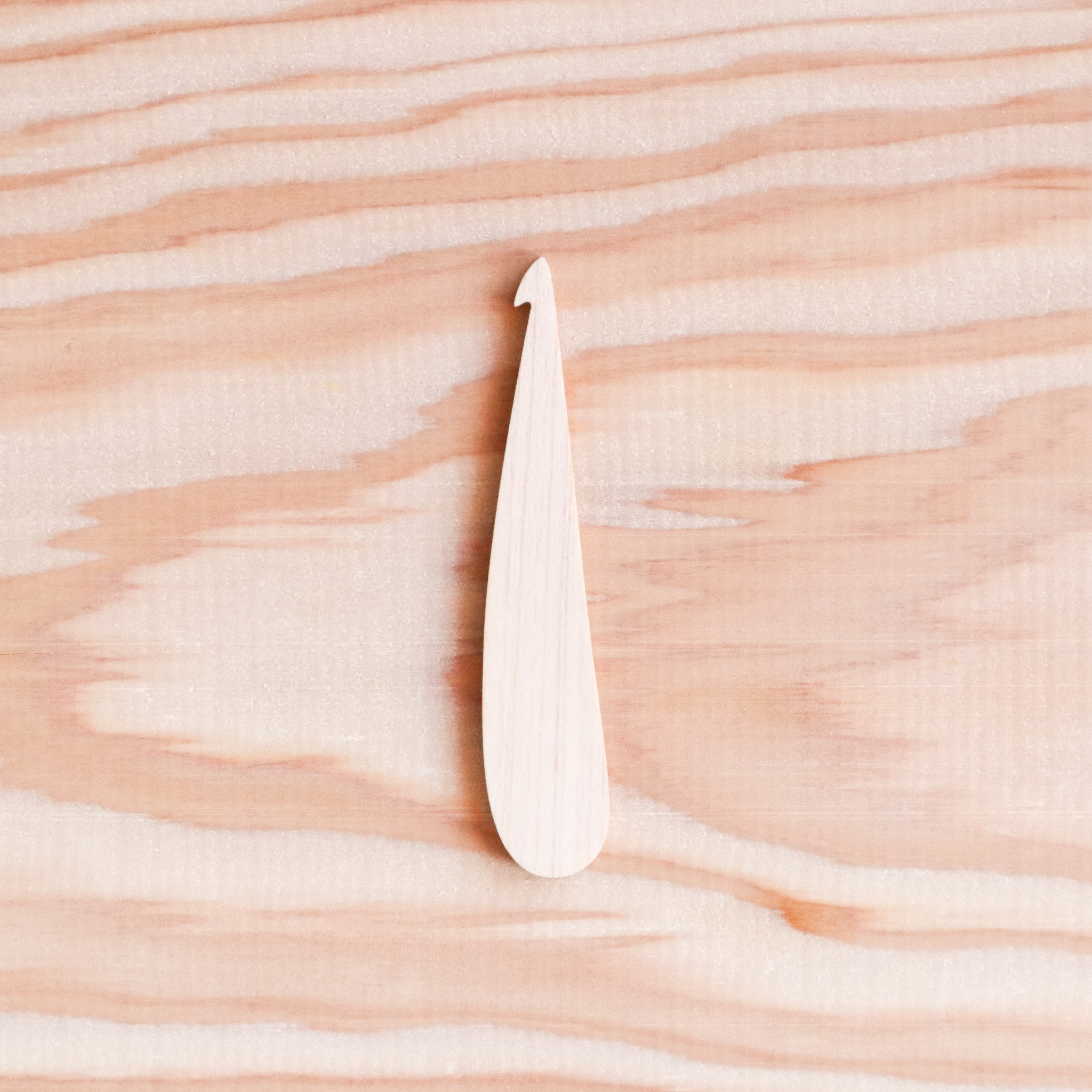 🆕自分で仕上げるフラットフック(ボスニアンクロッシェ用かぎ針)
*------*------*------*------*------*------*------*------*------*------*------*------*
2年前の「#手芸で世界をめぐる旅」でご紹介したボスニアンクロッシェ。
ボスニアンクロッシェには、ちょっと変わった平らなかぎ針(フラットフック)を使用します。
この度、当店でもオリジナルのフラットフックの販売を開始しました🎉
このままでもお使いいただけますが、紙やすりなどをご用意いただき、使いやすいように削ってご使用いただくのがオススメです。
すっと目が拾いやすいように先をとがらせてみたり、糸を割っちゃうときは少しだけ丸くしてみたりetc……
使っているうちにウールの油分でつやつやしてくるのも、かぎ針を育てているようで楽しいです(⁎ᵕᴗᵕ⁎)♡
ぜひ、自分だけのフラットフックに仕上げてみてください♪
*------*------*------*------*------*------*------*------*------*------*------*------*
#スウェーデン #ボスニアンクロッシェ #フラットフック #羊飼いのかぎ針 #bosniancrochet #手編み #編み物 #手芸で世界をめぐる旅