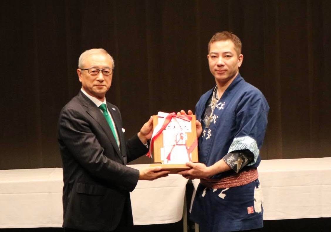 知事賞・優秀制作者賞 受賞
このたび、日立連合ねぶた委員会「吉野山 桜下の別れ」が、知事賞・優秀制作者賞を受賞することができました。
昨年の悔しさを胸に挑んだ一年。再びこの賞をいただくことができ、大変光栄に思います。
この一年、制作を支えてくださったすべての団体の皆様、スタッフ、学生、ボランティアの皆様、そして応援してくださった皆様に、心より感謝申し上げます。
また、今年制作したNTTグループねぶた、青森県板金工業組合ねぶたも、多くの皆様の想いとご協力によって完成した、私にとってかけがえのない作品です。
本日は夜間運行最終日。
受賞作品だけでなく、すべてのねぶたが最高の輝きを放つ夜です。
最後まで、一台一台のねぶたを存分に楽しんでいただければ幸いです。
そして本日、NHK総合 午後6時40分~「青森ねぶた祭2026」に出演します。
解説席では、手塚茂樹さん、立田龍宝さんとともに、ねぶた師ならではの視点で作品の見どころや制作の裏話をお伝えします。
お時間のある方は、ぜひご覧ください!
#青森ねぶた祭 #青森ねぶた祭2026 #ねぶた #日立連合ねぶた委員会 #吉野山桜下の別れ #知事賞 #優秀制作者賞 #北村春一
