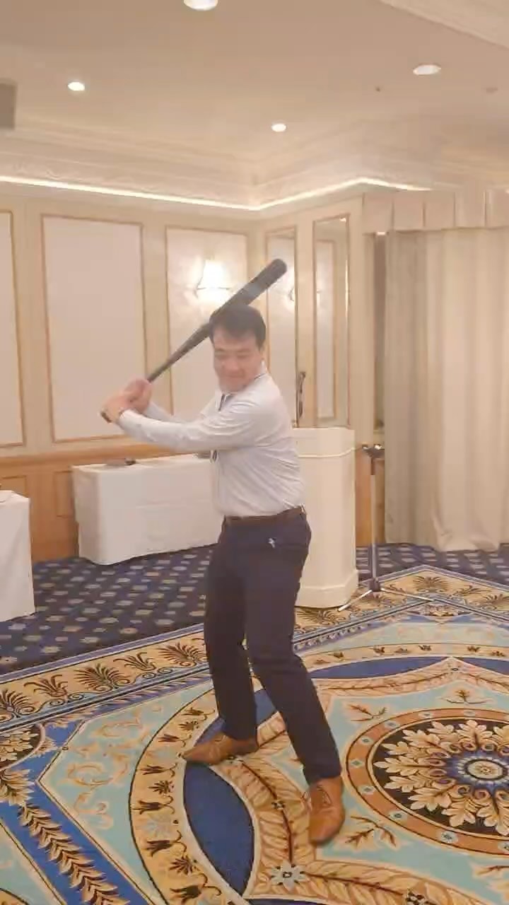 大谷翔平バット振ってみた。長くてトップバランスとてもじゃないけどまともに振れない😢