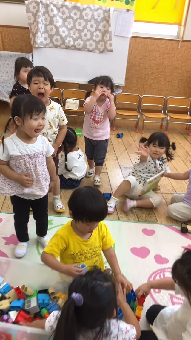 “お姫様”も多い?2歳児さんクラスをのぞき見
カメラ目線で変顔できるくらいに成長した姫たち
いいぞ!
#変顔 #2歳 #2歳児#教室 #自由遊び