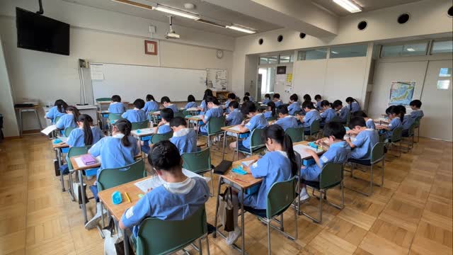 【静止画のような静けさ】
いつもはワイワイ楽しくコンパスを使っていますが、今日は難しい課題のせいか静かです。