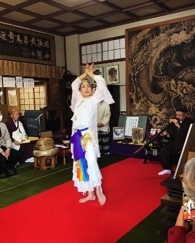 大日山照江寺 第2回龍神祭開催
2025年2月8日(土)から9日(日)2日間
慶長2年(1597)に創建された、臨済宗妙心寺派の寺院、大日山照江寺(静岡県沼津市江浦70 住職:橋本宗一)では、2025年2月8日(土)、9日(日)の2日間にわたり、第2回「龍神祭」を開催いたします
当寺では、2023年より本堂に縦横3.2mの壮大な絵画「雲龍図」を設置しております。
この雲龍図にちなみ、昨年初めて龍神祭を開催したところ、多くの皆さまにご来場いただき、大変ご好評をいただきました。その節は、温かいご支援を賜り、誠にありがとうございました。
当寺は「お寺は訪れた方々の心身の疲れを癒す場所であるべき」との想いを大切にしております。そのため龍神祭では、地域の皆さまや観光客の方々にもお楽しみいただけるよう多彩な催しを計画しております。
皆さまのご来場、ご取材を心よりお待ち申し上げます。詳細につきましては下記のとおりです。
記
1.実施日:2025年2月8日(土)、9日(日) 各日とも10:00~17:00
2.場 所:大日山照江寺(静岡県沼津市江浦70)本堂内および庭園
3.アクセス:
駐車場もございますが、台数に限りがあります。
可能な方は公共交通機関をご利用ください。
①バスでお越しの場合
「江の浦西口」…下車 →徒歩1分
②お車でお越しの場合
寺の駐車場をご利用いただけます。近隣に臨時駐車場もご用意して
おりますが、どちらも台数に限りがございます。
※取材の方の駐車場につきましては、別途ご連絡ください。
4.内 容:
法話、厄除け法要、古代舞の演舞、限定御朱印販売(2種類)、
龍神Tシャツ販売、竹灯ろう製作体験(2/9のみ)、
マッサージコーナー、行政書士による終活無料相談コーナー、他
※主な催しにつきましては、次ページ説明をご参考ください。
5.特 典:各日とも、先着50家族さまに、ご祈祷済の龍神水をプレゼントいたします。
〈第2回龍神祭の詳細内容〉
※喜んでいただけるよう、詳細を詰めております。
時間の軽微な変更や、催しの追加・変更が生じる場合がございます。予めご了承ください。
〇開会~法話・龍神真言
開会後、住職より法話を行います。法話終了後には、龍神のご利益を願い、ご来場の皆さまと共に、般若心経と龍神真言を唱和します。
〇法要について
住職による厄除け法要を、午前・午後に執り行います。当日、受付にて祈祷申込み用紙をご記入いただきます。
各日 午前11時半~、午後14時半~
/ ご祈祷料 1つの願いにつき1,000円
〇龍神祭限定 御朱印について
龍神祭限定で特別な御朱印を、2種類ご用意します。
/限定100枚(各日上限あり)1枚 1,000円
①「龍神」御朱印
②「念ずれば花ひらく」御朱印
▼住職が一筆一筆こころを込めて記した御朱印です。解説をお付けします。
〇龍神Tシャツの販売
祈祷済み・龍神Tシャツを販売します。/一着 4,000円
図 柄:表面-雲龍図
背面-「身中必ず一頭の龍あり 汝の龍を大きく育てよ」メッセージ
サイズ:男女兼用 S、M、L(3サイズ展開)
★ご購入いただいた方には、「ヤマヘイ-ミカコーポレーション」さんの人気お菓子
おからとだしの美味しいチップス「だしップス」一袋をプレゼントいたします。
〇2/9限定 竹灯ろう製作体験
2月9日(日)のみ、竹灯ろうの製作体験を行います。/先着20名様 1回1,000円
出来上がった竹灯ろうは、ご祈祷の儀式を行った後、家に持ち帰ることができます。
当日10時より受付で申込み、10時半~製作体験開始、11時半~制作終了予定です。
〇古代舞の奉納
古代舞アーティストによる、龍神への奉納舞を本堂にて披露します。
2月8日(土) 午前10時~、午後14時半~
2月9日(日) 午前11時半~、午後14時半~、17時~
〇マッサージコーナー(整膚(せいふ)の施術)
痛くない、皮膚を優しくつまんでリンパの流れを整える、やさしいマッサージ「整膚(せいふ)」を無料で体験できます。 (一回5分) (施術者 整膚師:高野典子 他1名)
〇行政書士による終活無料相談コーナー
行政書士が、終活や相続など、身近な困りごとについて、無料で相談をお受けします
(1回 15分)
(対応する行政書士 沼津市の行政書士 川口瑞知子、清水町の行政書士 清水修)
〇雲龍図について
2023年に、沼津市内在住のアーティスト梅邑氏に依頼して描いていただいたものです。
【雲龍図 概要】
大きさ:320cmx320cm
材質:秋田杉板
画材:青墨
製作期間:約1か月間
作者:市内在住アーティスト 梅邑氏
〇その他 龍神祭期間 竹とうろうライトアップ
2月1日(土)~2月15日(土)の日暮れ後より、当寺の敷地内にて、竹灯ろうを使ったライトアップを行います。(天候状況等のやむを得ない事情により、行わない場合がございます)