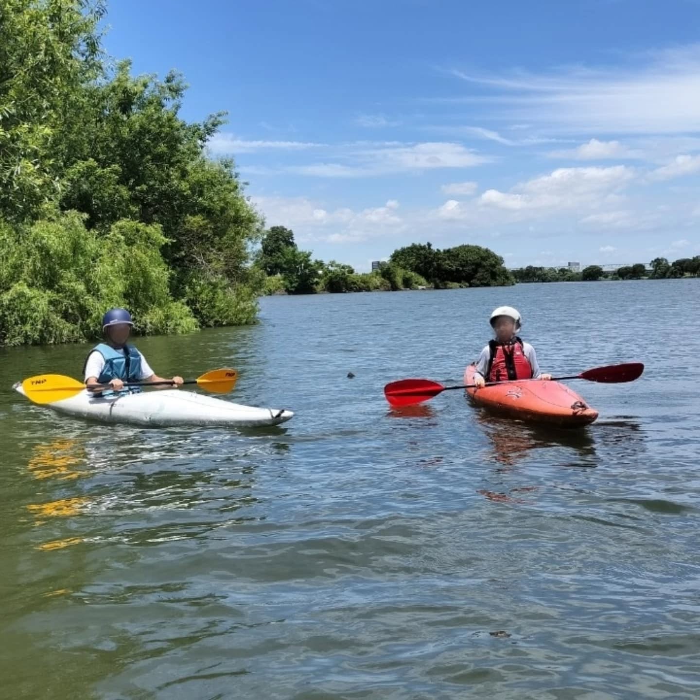 梅雨明けした夏の青空の下、江戸川(柴又付近)でカヌー講習を開催しました。講習に合わせて会員も練習しています。水が冷たくて気持ちいいですよ。