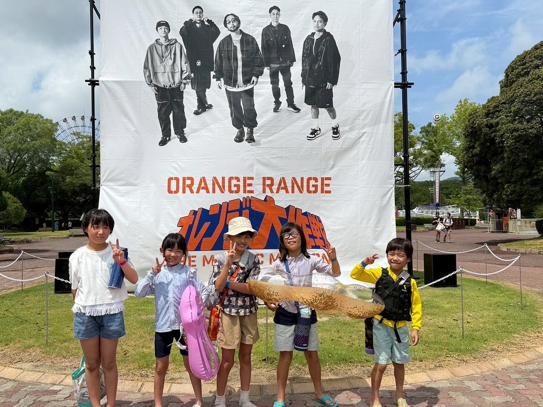 【結成50周年記念演奏会 童舞『迦陵嚬』お疲れさま〜夏の思い出〜】8月7日に、『結成50周年記念演奏会』の童舞『迦陵嚬』に舞手として出演してくださった子どもたちと「みろくの里」を訪れました。厳しい練習や本番を乗り越えたあとのリフレッシュ。晴天にも恵まれ、プールやレジャーを楽しむ子どもたちの笑顔が、何よりのご褒美となりました。雅楽を通して育まれた集中力や礼節を大切にしながら、こうした時間の中で、仲間との絆や豊かな感性も育っていくことと思います。また一つ、思い出のページが加わりました。#広島雅楽会 #演奏会お疲れさまの会 #みろくの里 #夏の思い出 #子どもたちの成長 #雅楽とともに #仲間との時間 #伝統を未来へ #広島雅楽会結成50記念演奏会