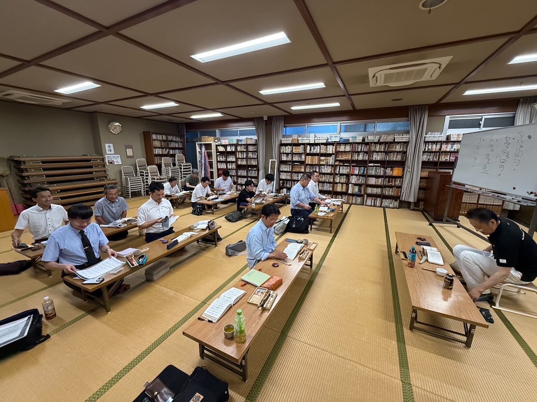 【広島雅楽会 管別研修会】本日(8月21日)、本願寺広島別院にて、大阪より髙橋昭人先生をお招きし、篳篥の研修会を行いました。課題曲は、高麗壱越調『延喜楽』、双調『鳥急』『武徳楽』。慣れない高麗楽に戸惑いながらも、先生の丁寧なご指導のおかげで新しい学びを得ることができました。学ぶ楽しさを改めて感じた一日となりました。ありがとうございました。#広島雅楽会 #雅楽 #篳篥 #管別研修会 #雅楽研修 #高麗楽 #延喜楽 #鳥急 #武徳楽 #本願寺広島別院 #伝統音楽 #日本の音
