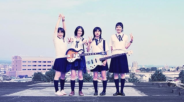 『#リンダリンダリンダ』シネクイントにて絶賛リバイバル上映中🎬    
「リアリズムの宿」の山下敦弘監督が、高校生活最後の文化祭で「ザ・ブルーハーツ」のコピーバンドをすることになった少女たちの奮闘を描いた青春映画。
とある地方都市の高校。文化祭を目前にしたある日、軽音楽部の5人組ガールズバンドのギタリストが指を骨折し、内輪揉めによってボーカルが脱退してしまう。残された3人のメンバーは途方に暮れながらも、成り行きから韓国人留学生ソンを新しいボーカルとして迎え、ザ・ブルーハーツのコピーバンドを結成。文化祭最終日の本番に向けて練習を重ねていくが……。
韓国の人気女優ペ・ドゥナが留学生ソンを演じ、「バトル・ロワイアル」の前田亜季、「ローレライ」の香椎由宇、ロックバンド「Base Ball Bear」の関根史織が共演。アメリカのロックバンド「スマッシング・パンプキンズ」のギタリストとして知られるジェームズ・イハが音楽を担当。
監督: #山下敦弘
出演: #ペ・ドゥナ、#前田亜季、#香椎由宇、#関根史織、#松山ケンイチ