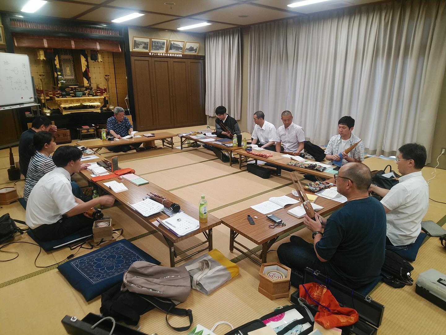 【広島雅楽会 管別研修会】8月26日 本願寺広島別院にて、大阪より岡本正治先生をお招きして、鳳笙の研修会を行いました。音調べの方法や後打ち奏法といった、基礎の確認を改めて丁寧にご指導いただいたり、只拍子・八多良拍子といった、演奏に際して普通の早物とは感覚の異なる楽目における留意点もご指導いただきました。参加者ひとりひとりが実際に演奏もして、各自の細かい改善点などもそれぞれにご指導いただき、学びの多い1日となりました。#広島雅楽会 #本願寺広島別院 #鳳笙 #研修会#後打ち #只拍子 #八多良拍子