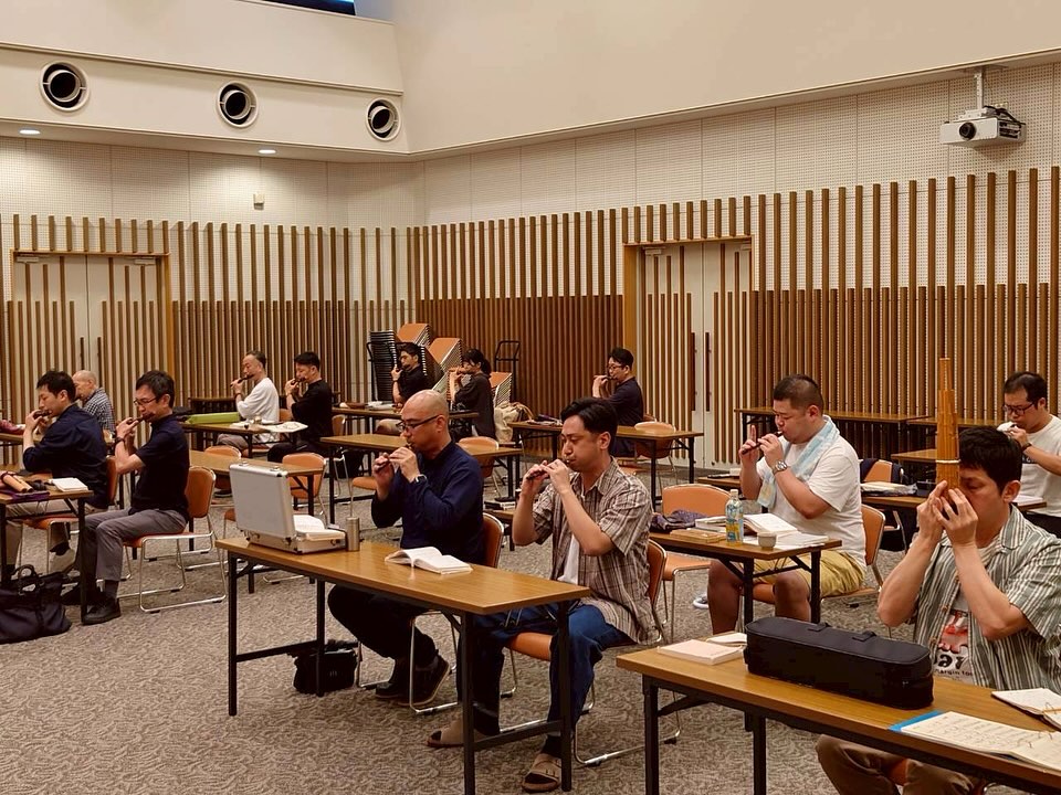 【広島雅楽会 練習風景】9月8日、本願寺広島別院にて練習会を行いました。先月の研修会でご指導いただいた双調『鳥急』、太食調『輪鼓褌脱』、舞楽平調『陪臚破』の唱歌と奏楽を確認していきました。まだ慣れない曲に苦戦しながらですが、新たなチャレンジにわくわくする時間となりました😆#広島雅楽会 #迦陵頻 #輪鼓褌脱 #陪臚 #雅楽 #舞楽 #挑戦 #わくわく