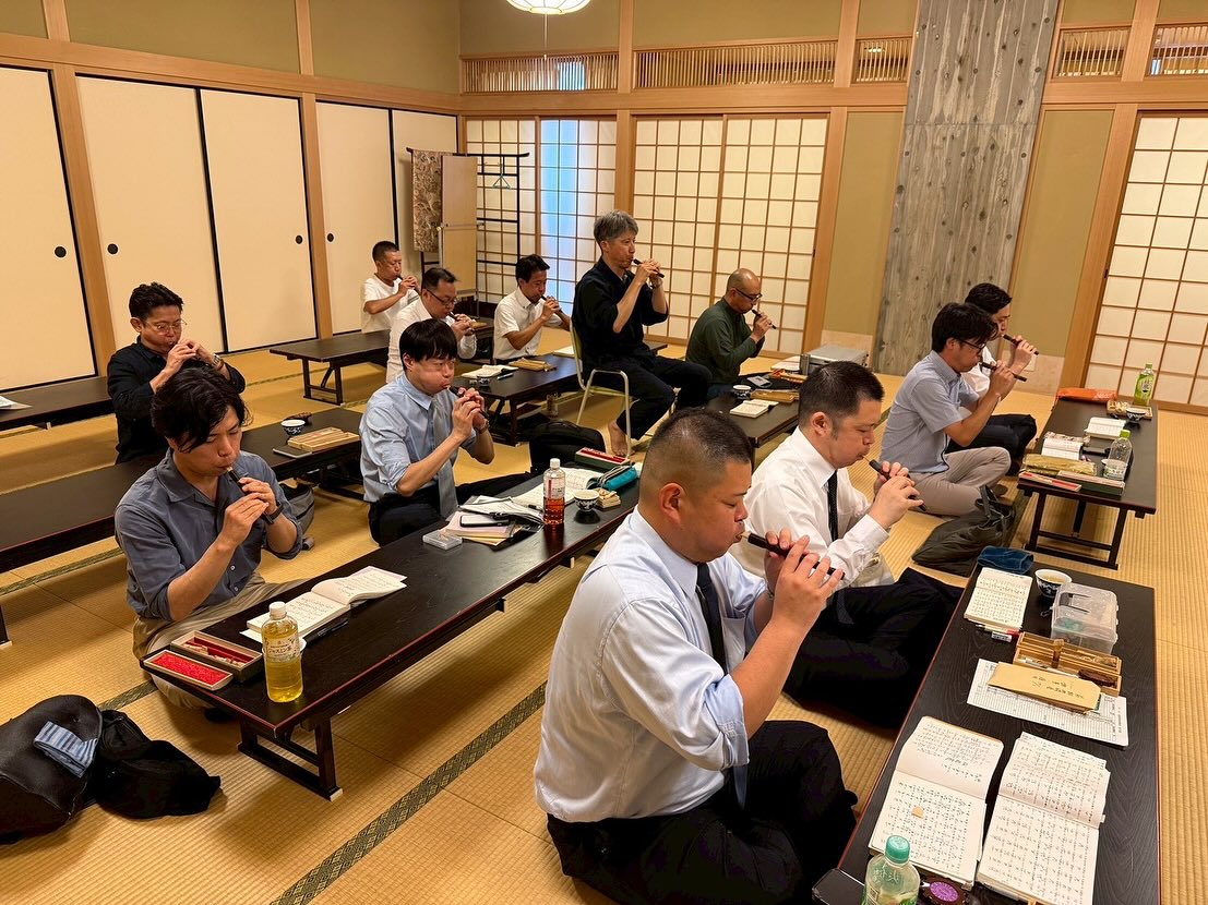 【広島雅楽会 前期雅楽研修会】10月1日、大阪より岡本正治先生、髙橋昭人先生、圓隆史先生にお越しいただき、本願寺広島別院にて、前期雅楽研修会を行いました。太食調『合歓塩』『抜頭』『仙遊霞』 黄鐘調『青海波』、どれも吹きごたえのある曲ばかりです。とくに『青海波』は初めて習う会員も多く、重点的にご指導いただき、充実した1日となりました。#雅楽 #研修会 #本願寺広島別院 #広島雅楽会 #合歓塩 #抜頭 #仙遊霞 #青海波