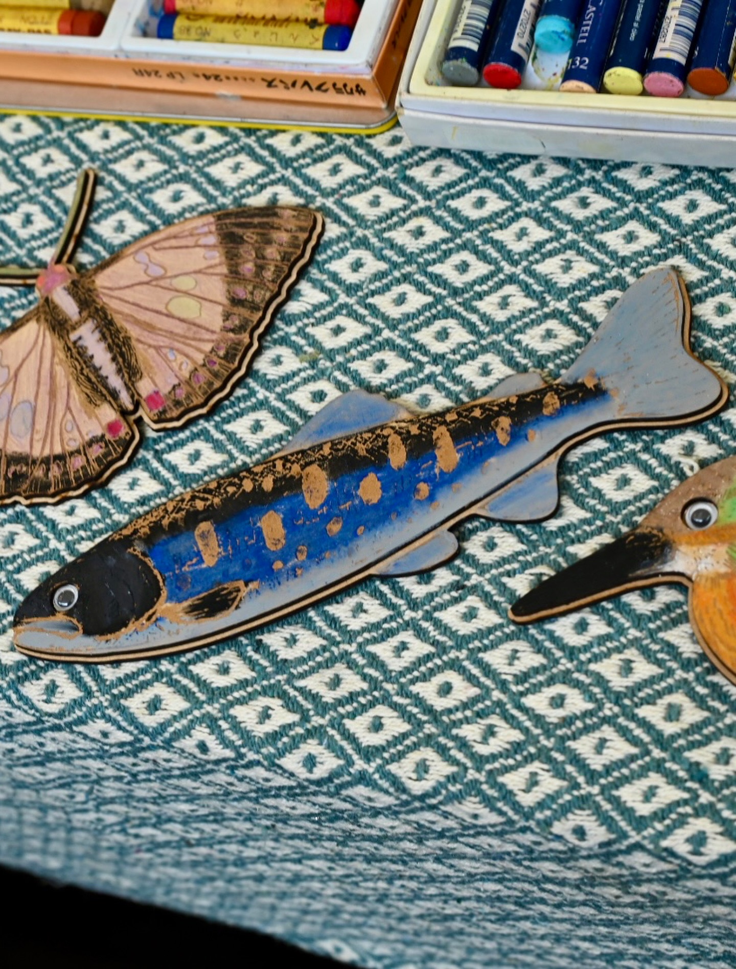 今年の夏にワークショップを開催させていただいたPICA八ヶ岳明野様で 『じぶんでつくる いきものマグネット』を毎日体験していただけることになりました🕊️
自然豊かな森の中にあるこの場所で、KNOCK DESIGNのプロダクトを常設コンテンツとして扱っていただけること、とても嬉しく思います。
ぜひ森を散策して、
生き物の魅力を感じながら体験してみてください🌿