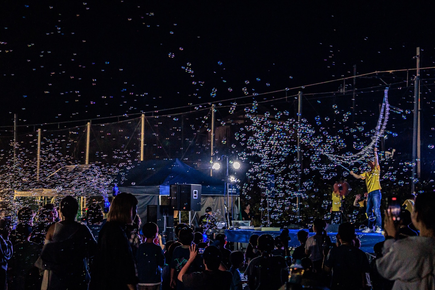 ✨Night Bubble Fantasy✨
夜空に無数のシャボン玉が舞い上がる—
光と音に包まれた幻想のひととき。
笑顔、歓声、キラキラと弾ける泡。
大人も子どもも、時間を忘れて見上げた夜。
wakafes2025の夜を飾った夢のようなナイトバブルファンタジー🌙🫧
#wakafes2025 #ナイトバブルファンタジー #若狭町 #光と音のショー #夜の魔法 #泡の世界 #夏の思い出 #ファンタジーナイト