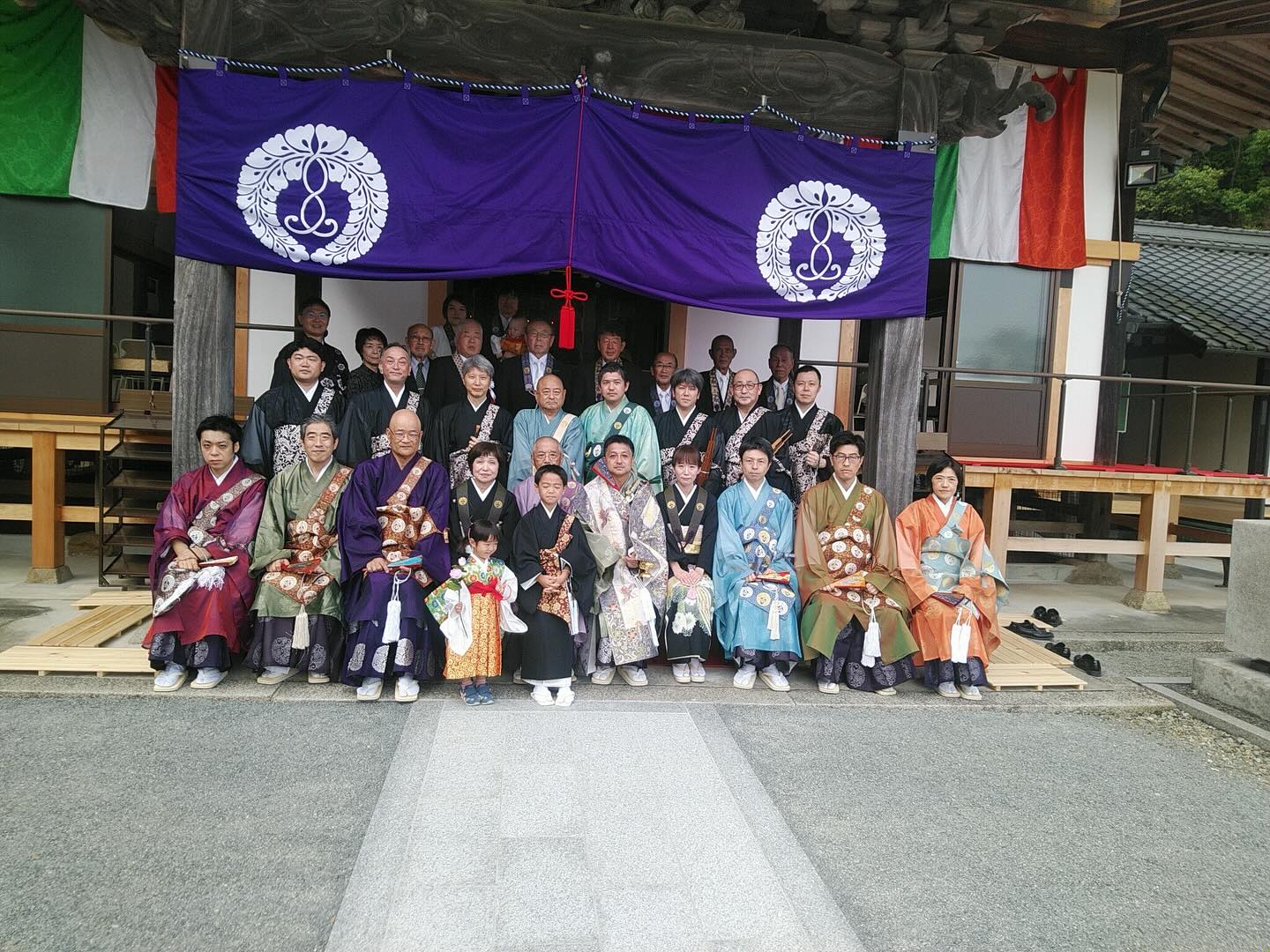 【広島雅楽会 法要出仕】 10月12日(日) 豊田東組 泰蔵寺様の「第14世住職継職奉告法要」に出勤させていただきました。法要中に新住職様が申された『表白』の中の、法要を迎えられたことを喜ばれるお言葉に、「広島雅楽会の皆様とともに」と、当会の名前を直接入れてくださってありました。法灯をしっかり受け継いでいかんとされる熱き思いに気温も呼応してか、10月とは思えないほどの暑さの中で、汗を流しながらの出勤となりましたが、心に染み入る有り難いご法縁に遇わせていただきました。この度は、誠におめでとうございます㊗️🎉#住職 #継職 #法灯 #広島雅楽会 #声明 #雅楽 #泰蔵寺 #豊田東組