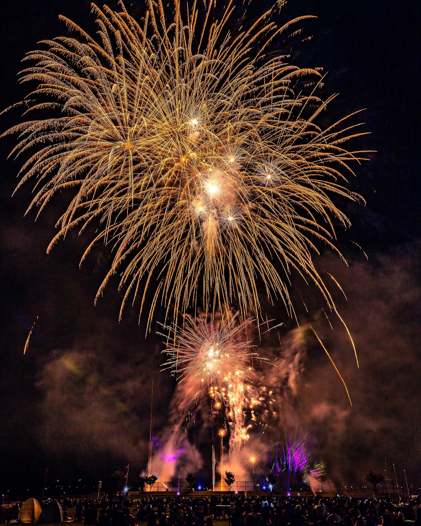 🎆wakafes2025 GRAND FINALE🎆
夜空を焦がす光の波。
レーザーと花火が交わるその瞬間、私たちの心にも大きな光がともりました。
この日を迎えるまで、たくさんの準備と挑戦がありました。
何度も立ち止まり、悩み、それでも前を向けたのは——
支えてくださったみなさんの笑顔があったからです。
会場を彩ってくださった出店者の方々
汗を流して設営してくれた仲間たち
音響・照明・運営スタッフの皆さん
そしてこの夜を一緒に過ごしてくださった来場者の皆様
ひとりひとりの力が重なって、この光景が生まれました。
花火の輝きは一瞬かもしれません。
ですが、その瞬間に込められた想いは、きっとこれからも心の中で灯り続けます。
wakafes2025に関わってくださったすべての皆さまへ。
心から、ありがとうございました。
また来年、笑顔で会いましょう。
#wakafes2025 #若狭町 #感謝を込めて #花火の夜 #レーザーショー #地域のチカラ #ありがとう #つながる想い #夏の記憶 #wakafes