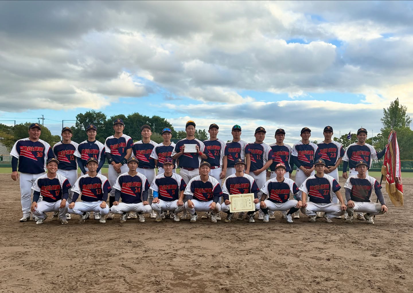 《大会結果報告》
第29回京都府軟式野球連盟会長旗軟式野球大会
西日本選手権(A級)京都府予選
10月13日(月祝)
準決勝
🆚#大宮クラブ 様
棄権により不戦勝
決勝
🆚#SECカーボン(株) 様
3-1 ⚪️
上記の結果を持ちまして、10月31日より愛媛県で開催されます西日本軟式野球選手権大会に京都府代表として出場致します!
2年連続準優勝の結果で終えている本大会。
チーム一丸となり、今年の集大成として優勝目指し挑みたいと思います!
応援よろしくお願いします⚾️
#佐川印刷株式会社#佐川印刷軟式野球部
#SAGAWAPRINTING
#エスピータック亀岡球場#エスピータック
#全日本軟式野球連盟
#軟式野球#社会人野球#野球選手
#京都#向日市#亀岡市#2025
#第29回#会長旗#西日本#愛媛県
#優勝#🥇#京都府#代表
#三度目の正直