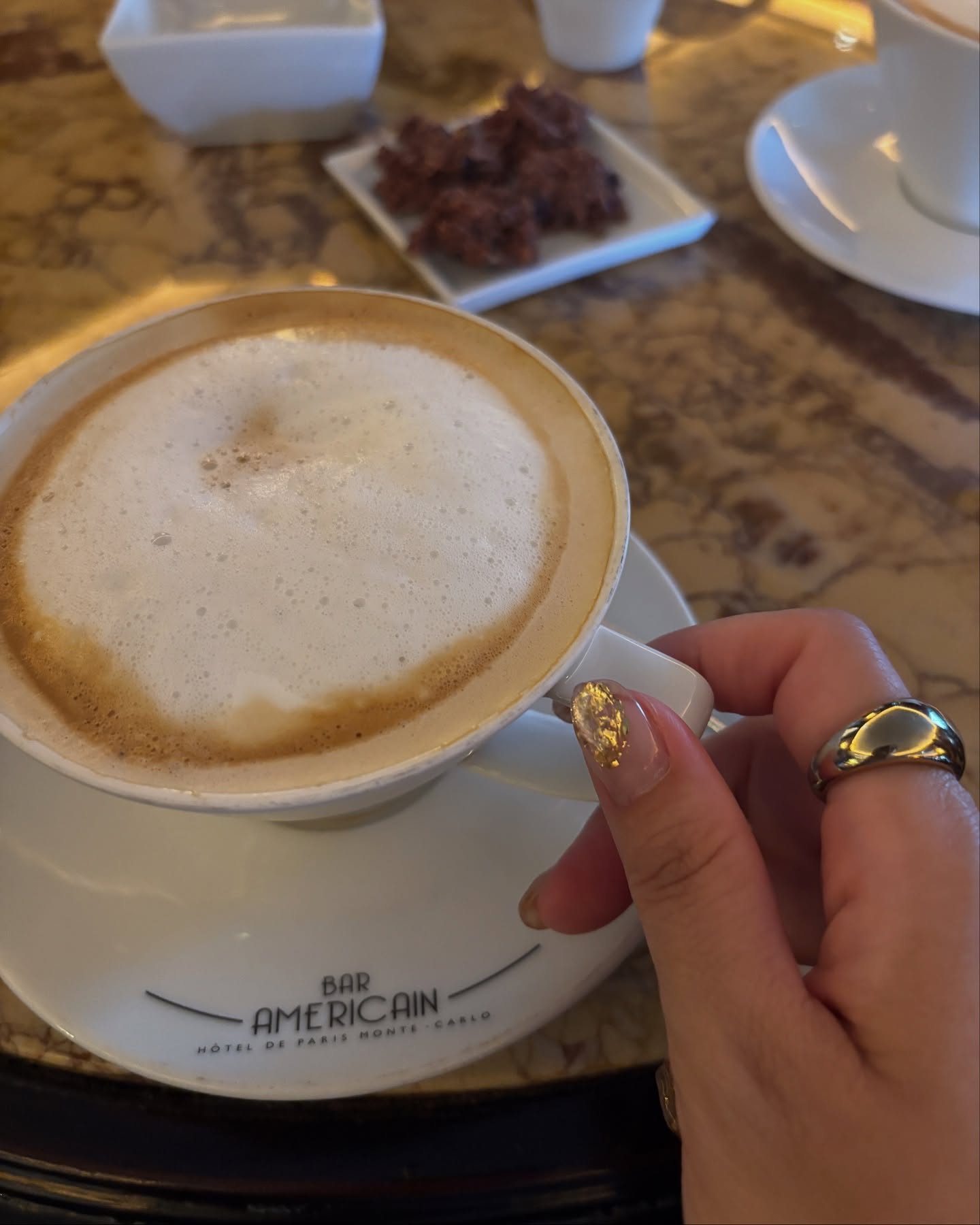 .
スタイリストだって失敗はするんだ!
街全体がパステルトーンに包まれていて
どこを切り取っても絵になる場所
南仏のニース・マントン
だけどこの日の私は
グレーのスウェット×白×黒のモノトーンコーデ
伊達メガネをかけて、まとめたつもりが
素材も厚めで、光を通さない
現地の軽やかで乾いた空気感に
服だけが季節を間違えているような感覚
唯一、ショートパンツで
足元に“軽さ”を出したことで
なんとか抜け感を生み出した
「似合う」だけでは、
“その場にふさわしい印象”まではつくれない
TPOや土地の空気、光、温度
その場所が持つエネルギーに合わせて
装いを選ぶことも
“印象設計”の大事な一部なんだと
改めて感じた
南仏の光に似合う服は、
風を通すリネンや、ベージュ・ホワイトなどの柔らかなトーン
その場の空気に溶け込む色と質感こそが、印象を完成させる
普段は着ないし、似合わないリネンも
ここでは似合う
失敗も、旅の中の大切な学び😂
次回はこの光に“似合う自分”で
観光したいと思った日でした
《印象デザインPOINT》
◼︎ モノトーンは洗練されるけれど、南仏では重く見える
◼︎ ショートパンツで“軽さ”を出したのがポイント
◼︎ TPOと土地の空気感を読むことで、印象が完成する
《旅での気づき》
「似合う」はスタート。
旅先のファッションは実際に行ったことのある自分がオシャレと思っている人に聞け!
pic7,8▶︎マントン限定靴下で景色と調和を試みるがちょっと陽気になっただけで終わる
“この人”と思わせる第一印象をつくる
パーソナルスタイリスト AYA
HP、レッスンメニューはプロフィールより
@ayamiyamotolapaix
#BrandMeLab旅ログ
#印象で人生をデザインする
#外見ブランディング
#自己表現スタイル
#南フランスの休日
#エズ観光
#骨格ストレートコーデ
#ジャケットスタイル
#旅コーデ
#40代コーデ
#自分らしさを纏う