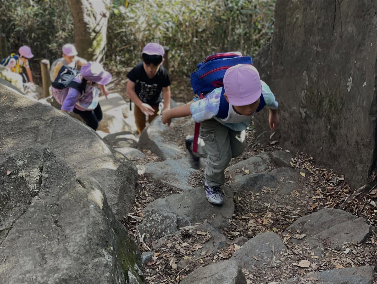 先日年長組さんは筑波山登山にチャレンジしました!
お天気にも恵まれ、お友達を応援しながら
力を合わせて見事、山頂まで登る事が出来ました(^o^)
途中のパワースポットの岩の意味を知ったり
諦めない事の大切さを学べたと思います(´∀`)
年長さんお疲れ様でした!
#企業主導型保育園#認可外保育園#保育園#子ども#年長
#5歳児#筑波山#登山#筑波山登山#山登り#遠足
#ぴーかぶー#ピーカブー#peek-A-boo#牛久市
#ひたち野うしく