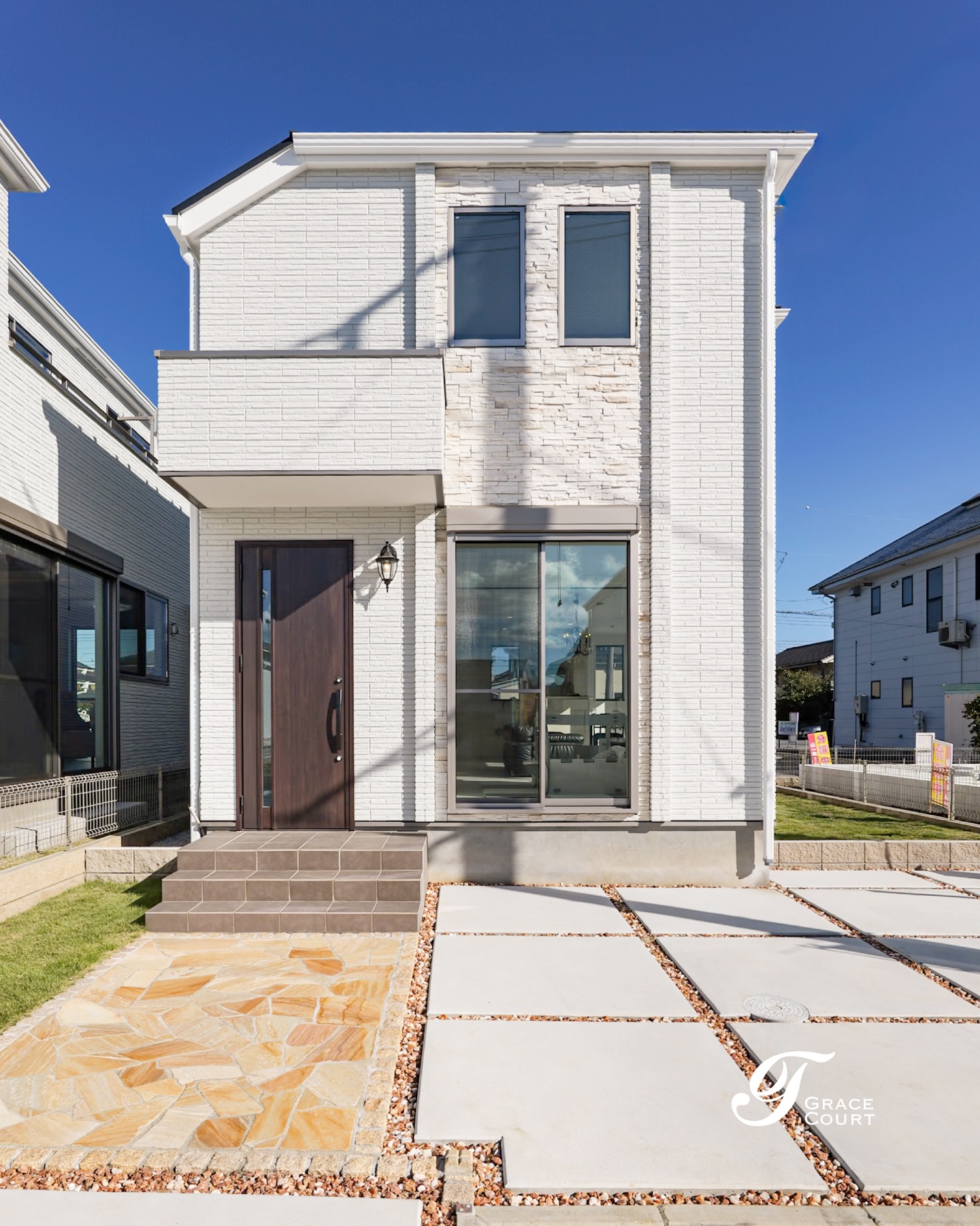 白い外壁が爽やかな印象の、シンプルで上品な住まい🏠
玄関までの導線も広く、駐車スペースもゆったり確保しました🚗✨
【GraceCourtのこだわり】
▫︎ シンプルで洗練された空間設計
▫︎ 家族の動線に合わせた柔軟な間取り
▫︎ 広い開口部+制震構造の安心
▫︎ 断熱材の工夫で一年中快適
“安心して、長く住み続けられる住まいを”
𝙂𝙍𝘼𝘾𝙀 𝘾𝙊𝙐𝙍𝙏 𝘣𝘺 山一建設
──────────────
ご相談・お問い合わせは
📞 0120-727-444
💬 LINEは24時間受付中
#グレースコート #山一建設 #羽村市新築 #青梅市新築 #外観