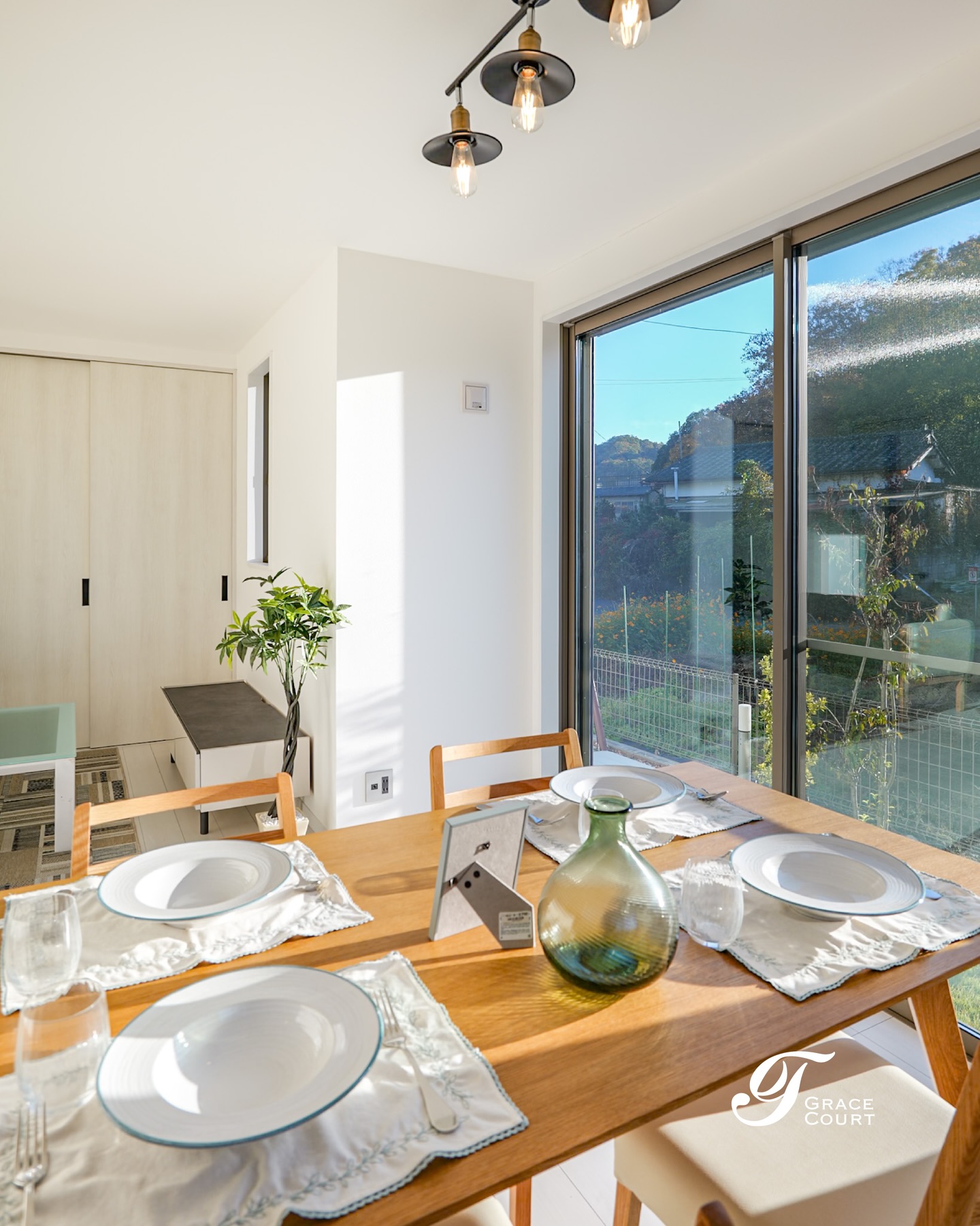 .
ゆったりと光が差し込む心地よいLDK🏠
つい長居してしまう、家族の時間が自然と増える場所となるように設計しました✨
【GraceCourtのこだわり】
▫︎ シンプルで洗練された空間設計
▫︎ 家族の動線に合わせた柔軟な間取り
▫︎ 広い開口部+制震構造の安心
▫︎ 断熱材の工夫で一年中快適
“安心して、長く住み続けられる住まいを”
𝙂𝙍𝘼𝘾𝙀 𝘾𝙊𝙐𝙍𝙏 𝘣𝘺 山一建設
──────────────
ご相談・お問い合わせは
📞 0120-727-444
💬 LINEは24時間受付中
#グレースコート #山一建設 #ldk