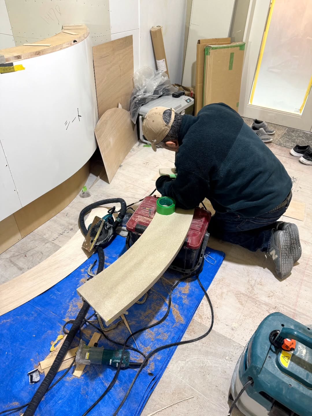 人工大理石カウンターの施工風景。
分割天板を圧着・研磨を経て継ぎ目を自然に仕上げます。
加工の自由度も高く、空間のアクセントにも効果的です。
#信頼される空間づくり #naringcreative #空間デザイン #デザイナー #事務所 #会社 #デザイン事務所 #店舗内装 #オフィスデザイン #tokyo