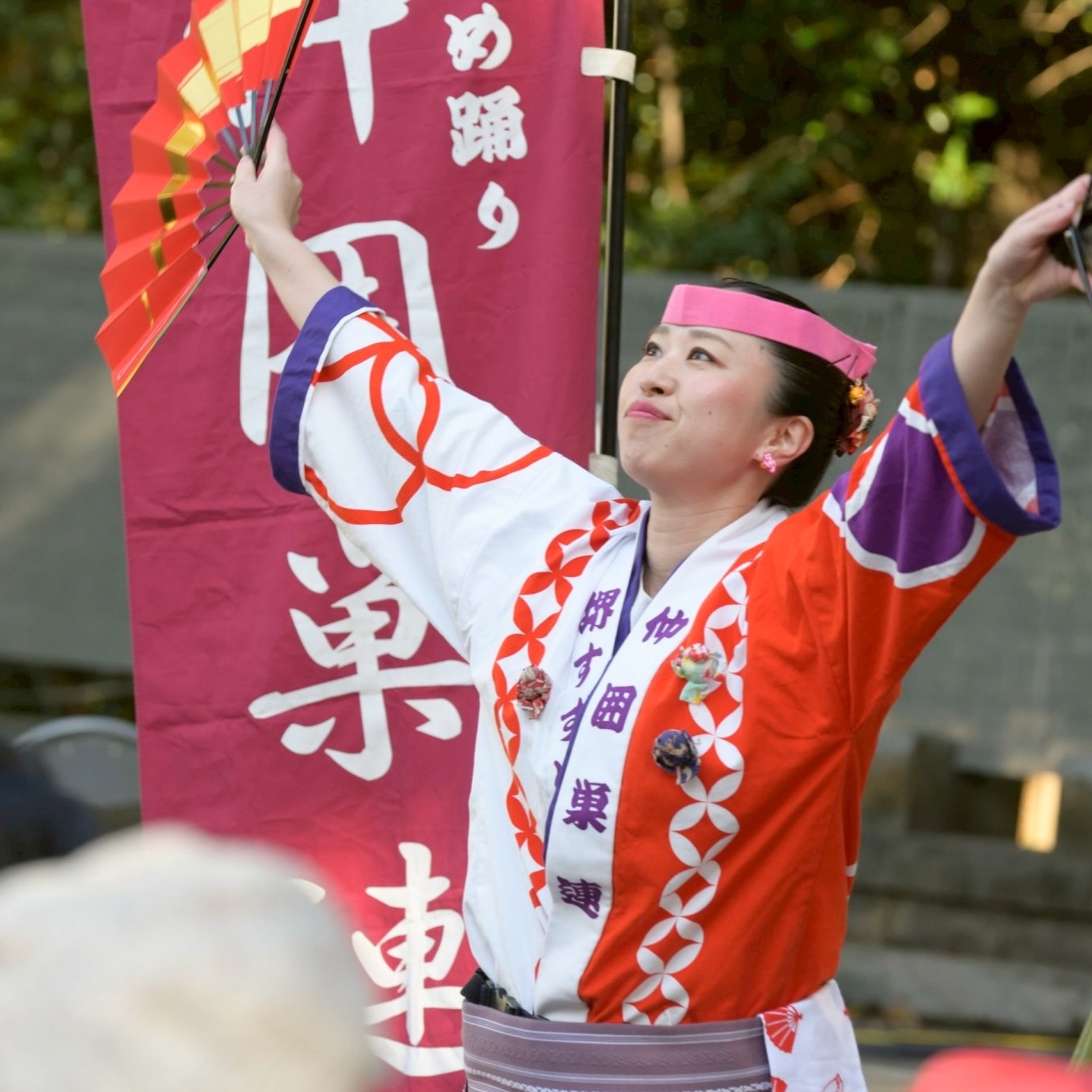 【演舞レポート】
2025.12.23
枚岡神社
お笑い神事
枚岡神社さまでの演舞も
毎年させて頂く形になって参りました🌸
誠に有難う御座います🙇🏻🌈
お笑い神事も、歳を重ねるごとに
参加者が激増しております!
今年は去年より1000人増えて?!
3000人が?メインのお笑い神事で
一斉にワッハッハと20分間
笑い続ける光景は圧巻でした🫢
メンバーのチカさんは枚岡神社さまの
お巫女さんで奉仕活動もしているので
この日は巫女衣装と仲囲巣連の法被と
着替えながらの大活躍😁🌸
お笑いコンテストというものもあって、
今回も仲囲巣連のメンバーは参加し、
アキさんとマリコさんが受賞!
おめでとうございます🌸
演舞では観覧席を設けて下さったので
座ってご覧頂ける方も多く、
我々としては今年最後の演舞を
非常に楽しく披露させて頂くことが
出来ました☺️🌸
また来年も皆様とズバーッと一年
走り抜けられますように、と
願いを込めながら、踊り納めました🌈
感謝!笑顔!ありがとうございます!
#大阪 #堺市 #伝統芸能 #すずめ踊り #堺すずめ踊り
