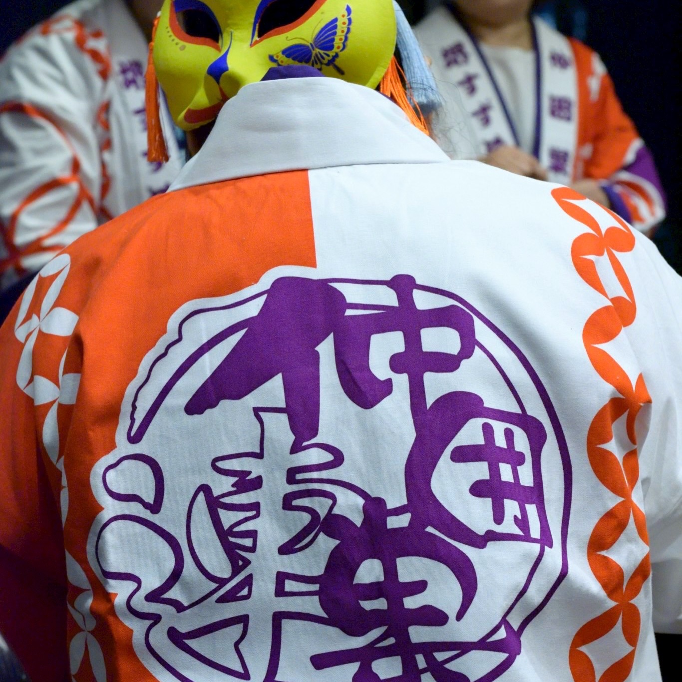 【演舞レポート】
2025.12.21
あべのハルカス
松原中ロータリークラブ
クリスマス家族懇親会
この日はウッチーさんの繋がりで、
ハルカスの上のマリオット都ホテルの
ものすごく見晴らしのいい宴会場で、
ご家族様連れの中、
演舞をさせて頂きました!
持ち時間もたっぷり頂いていたので、
今回は紙芝居も披露させて頂きました。
ベトナムに持って行った時の倍くらい
枚数を描き足した紙芝居。
10分くらいかけて紙芝居をやるんですが
大人も子供も食い入って聴いて
頂けるので、有り難いです。
紙芝居の後の演舞は僕たちも
お客さまも、いつもより
すずめ踊りを楽しむ空間が
出来ている氣がしています!
今回のワークショップも
大盛り上がりで踊ることが
できました🌈✨
感謝!笑顔!ありがとうございます!
#大阪 #堺市 #伝統芸能 #すずめ踊り #堺すずめ踊り