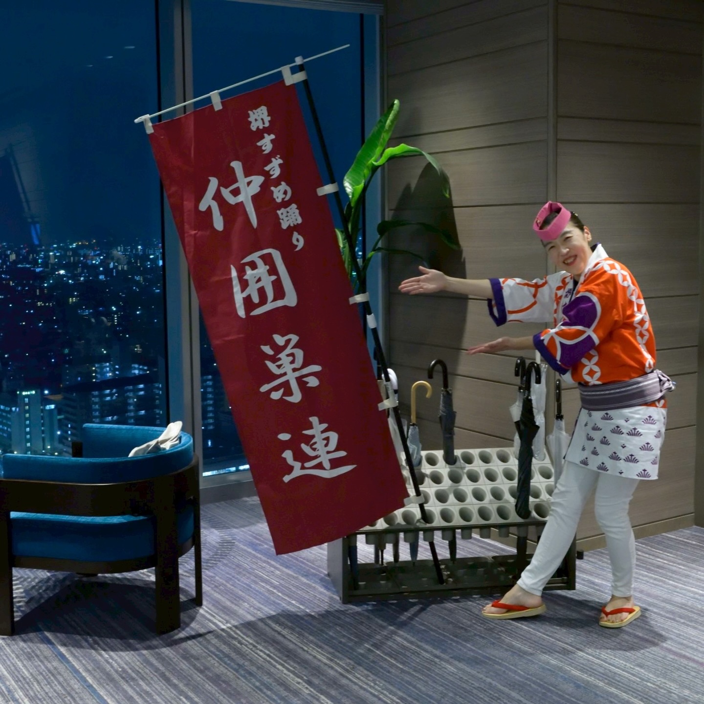 【演舞レポート】
2025.12.21
あべのハルカス
松原中ロータリークラブ
クリスマス家族懇親会
この日はウッチーさんの繋がりで、
ハルカスの上のマリオット都ホテルの
ものすごく見晴らしのいい宴会場で、
ご家族様連れの中、
演舞をさせて頂きました!
持ち時間もたっぷり頂いていたので、
今回は紙芝居も披露させて頂きました。
ベトナムに持って行った時の倍くらい
枚数を描き足した紙芝居。
10分くらいかけて紙芝居をやるんですが
大人も子供も食い入って聴いて
頂けるので、有り難いです。
紙芝居の後の演舞は僕たちも
お客さまも、いつもより
すずめ踊りを楽しむ空間が
出来ている氣がしています!
今回のワークショップも
大盛り上がりで踊ることが
できました🌈✨
感謝!笑顔!ありがとうございます!
#大阪 #堺市 #伝統芸能 #すずめ踊り #堺すずめ踊り