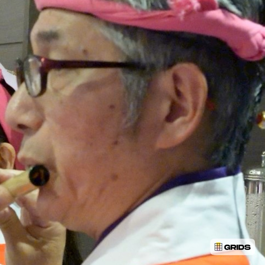 【演舞レポート】
2025.12.21
あべのハルカス
松原中ロータリークラブ
クリスマス家族懇親会
この日はウッチーさんの繋がりで、
ハルカスの上のマリオット都ホテルの
ものすごく見晴らしのいい宴会場で、
ご家族様連れの中、
演舞をさせて頂きました!
持ち時間もたっぷり頂いていたので、
今回は紙芝居も披露させて頂きました。
ベトナムに持って行った時の倍くらい
枚数を描き足した紙芝居。
10分くらいかけて紙芝居をやるんですが
大人も子供も食い入って聴いて
頂けるので、有り難いです。
紙芝居の後の演舞は僕たちも
お客さまも、いつもより
すずめ踊りを楽しむ空間が
出来ている氣がしています!
今回のワークショップも
大盛り上がりで踊ることが
できました🌈✨
感謝!笑顔!ありがとうございます!
#大阪 #堺市 #伝統芸能 #すずめ踊り #堺すずめ踊り