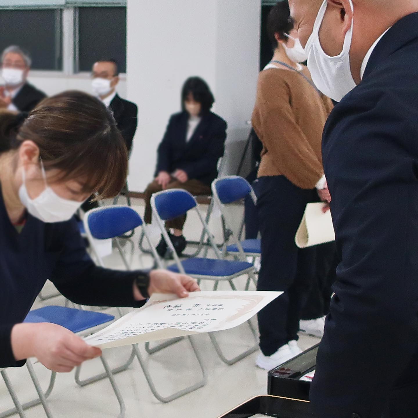 ・
【庶務課】
新年あけましておめでとうございます。
年明けの降雪でいつもどおりの福井の年始となり、本日年賀式が執り行われました。
理事長からは
不安定な世界情勢の中、平和な一年だったことに改めて感じる年末年始でした。
今年は感謝しながら、利他的に過ごす「思いやり」の心で、日々健やかで穏やか一年を過ごして欲しいと思います。
院長からは
昨年は病院経営にとって厳しい年でした。新しい年も様々な問題が出てくると予想されますが、みんなで支えあい感謝しながらよりよい職場を作っていきましょう。
という信念の挨拶がありました。
今年は午年。情熱や行動力が高まる年になるとされています。
確かに、様々なことが不安定な今ですが、「来れば安心できる」そんな「よりどころ」になれるよう、
飛躍のチャンスを逃すことなく、成長につなげていきたいと思います。
本年もよろしくお願いいたします。
#福井厚生病院
#福井厚生病院年賀会
#今年のモットーは思いやり
