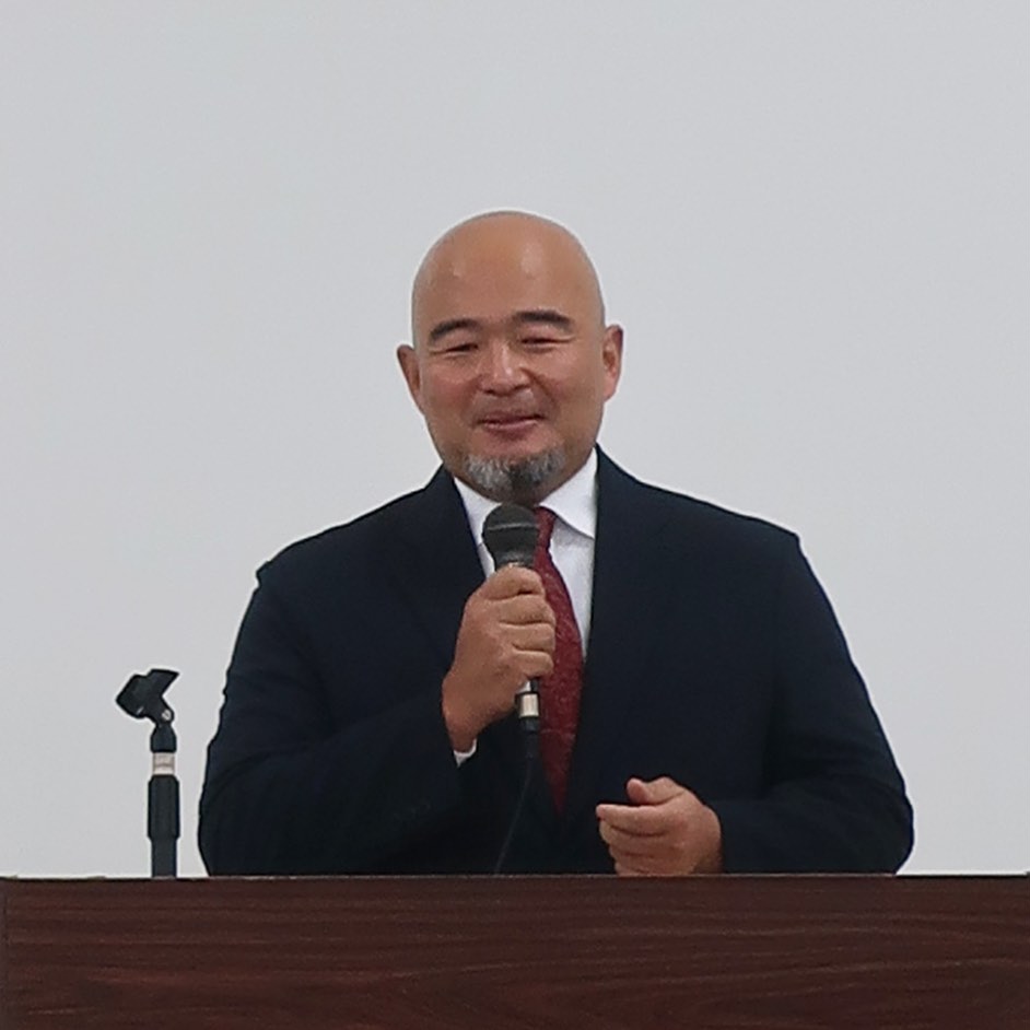 ・
【庶務課】
新年あけましておめでとうございます。
年明けの降雪でいつもどおりの福井の年始となり、本日年賀式が執り行われました。
理事長からは
不安定な世界情勢の中、平和な一年だったことに改めて感じる年末年始でした。
今年は感謝しながら、利他的に過ごす「思いやり」の心で、日々健やかで穏やか一年を過ごして欲しいと思います。
院長からは
昨年は病院経営にとって厳しい年でした。新しい年も様々な問題が出てくると予想されますが、みんなで支えあい感謝しながらよりよい職場を作っていきましょう。
という信念の挨拶がありました。
今年は午年。情熱や行動力が高まる年になるとされています。
確かに、様々なことが不安定な今ですが、「来れば安心できる」そんな「よりどころ」になれるよう、
飛躍のチャンスを逃すことなく、成長につなげていきたいと思います。
本年もよろしくお願いいたします。
#福井厚生病院
#福井厚生病院年賀会
#今年のモットーは思いやり