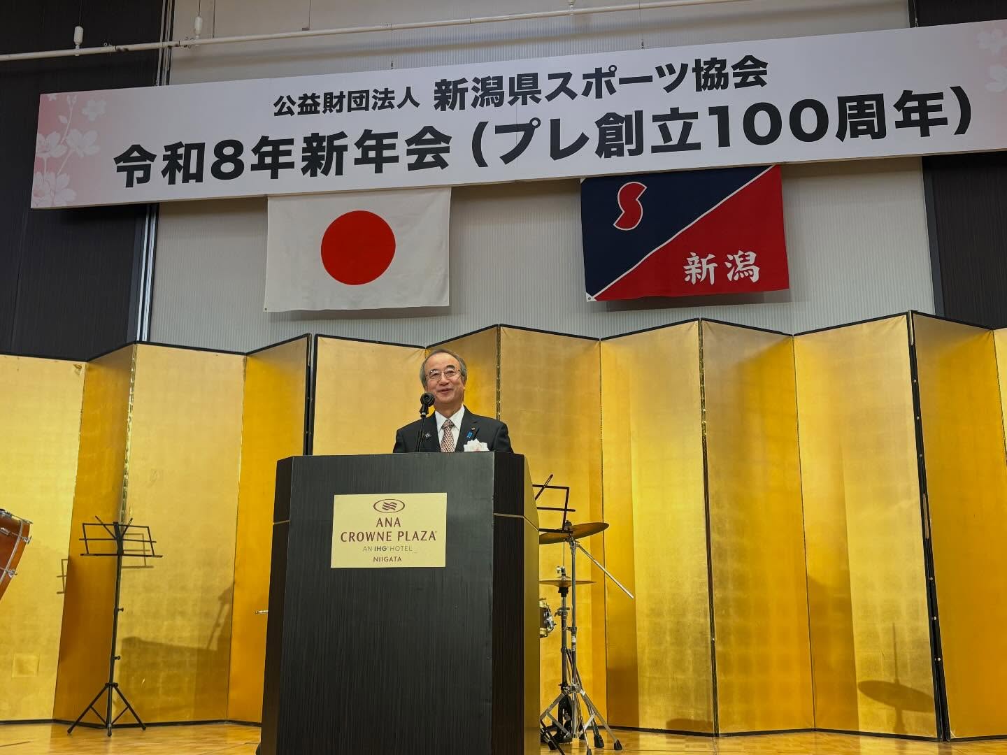 新潟県スポーツ協会の新年会が開催され議会を代表してご挨拶させて頂きました。協会設立100周年おめでとうございます。また今後更なるスポーツの魅力向上と経済効果の拡大に期待致します。貴協会のご発展と選手のご活躍を祈念致します。明訓高校吹奏楽部のみなさんの素晴らしい演奏ありがとうございました〜
また白根青年会議所新春名刺交換会が開催されました。
小日向理事長1年頑張ってください!