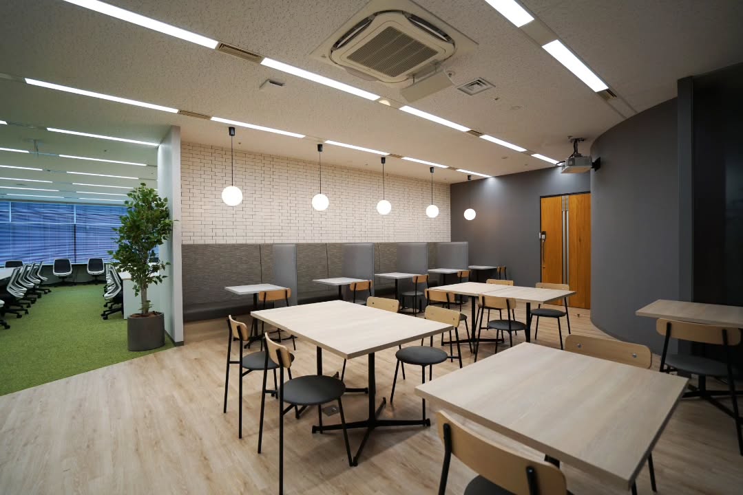 社長は良い社風を創るために尽力します。
私たちは社長の想いを空間に表現するべくベストを尽くします。
A leader devoted to shaping a beautiful culture.
We translate that spirit into space—
where values live and breathe.
#CompanyCulture #LeadershipAndDesign #OfficeDesign #DesignWithPurpose #NaringCreative