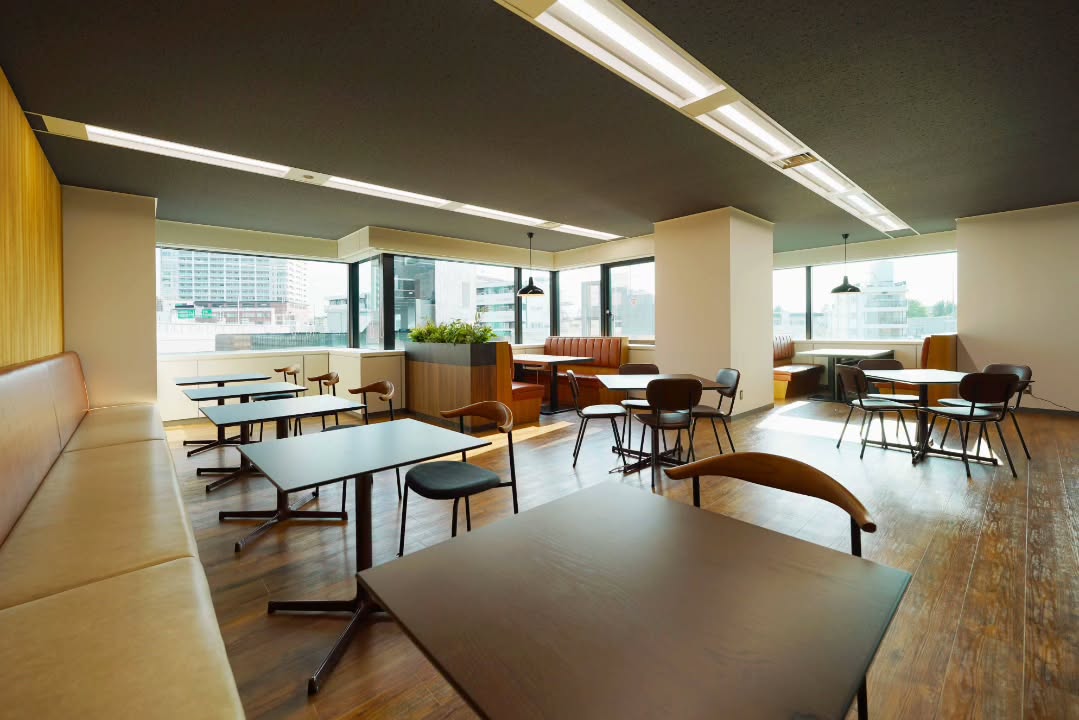 社長は良い社風を創るために尽力します。
私たちは社長の想いを空間に表現するべくベストを尽くします。
A leader devoted to shaping a beautiful culture.
We translate that spirit into space—
where values live and breathe.
#CompanyCulture #LeadershipAndDesign #OfficeDesign #DesignWithPurpose #NaringCreative