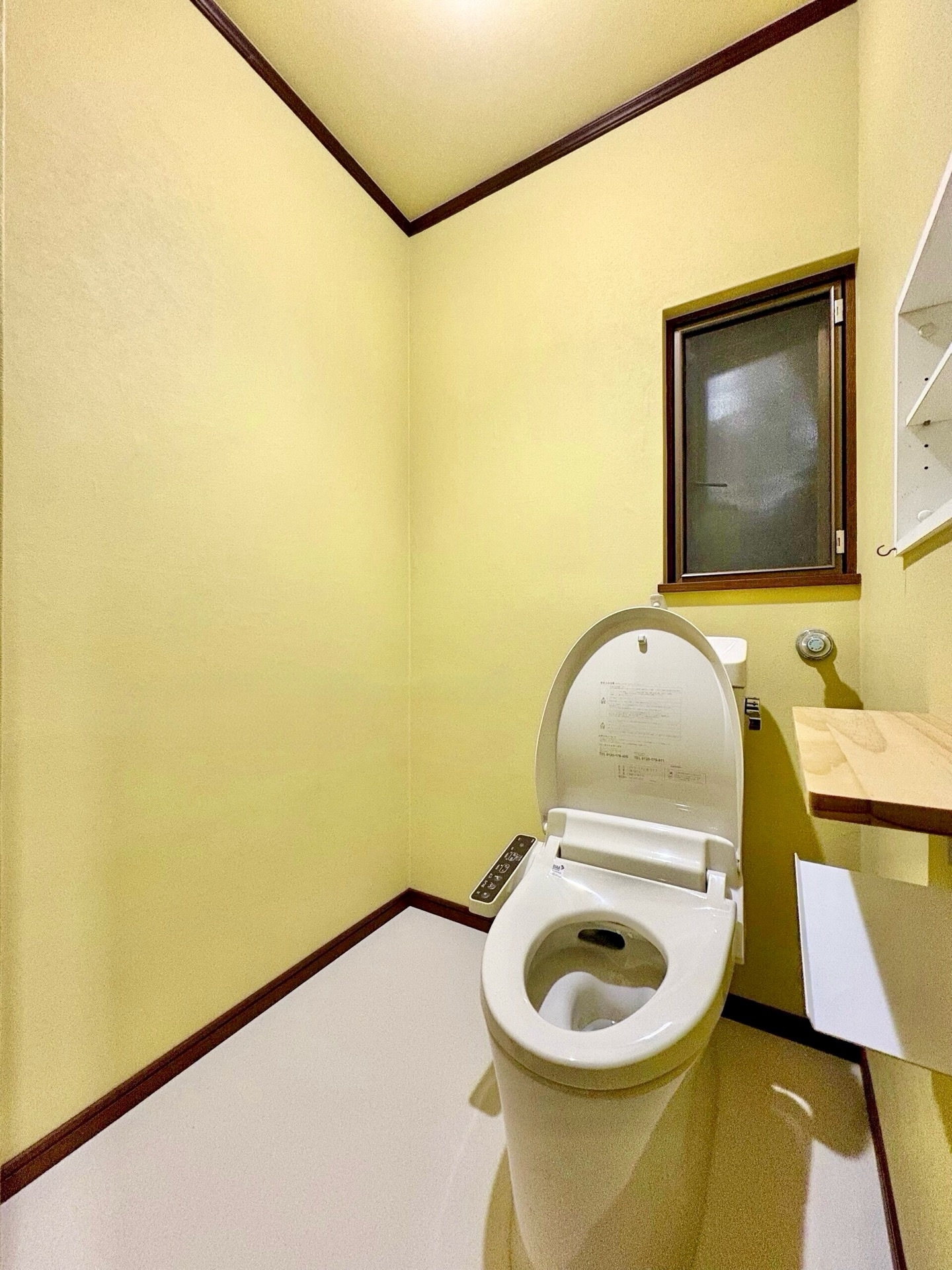【トイレ交換+内装】イレギュラーあり。
1つ前の投稿のお宅の1階のトイレもリフォームしました。
こちらは、収納棚を撤去して、空間を広くする工事も行いました✨
.
床が沈む感じがあると事前にお聞きしていて、確かに踏むとほんの少し沈む。
でも、特に湿っぽい感じも無いし、これくらいなら新しいトイレも問題無く付くだろうと、クッションフロアを剥がしたらなんと、トイレを設置する部分の床が腐食で抜け落ちていました💦
逆に今までよくトイレが抜け落ちずに耐えてくれたという感じだったので、急遽床の上貼り工事もさせていただき、結果的に床のたわみも解消し、綺麗に仕上がりました^ ^
.
電気・ガス・水道・内装・大工を私たちで行なっているので、イレギュラーな事があっても、すぐに判断し、即日工事が出来る事が、うちの特徴です😊
(当然ですが、全ての工事に係る国家資格も取得しています)
.
#森末建築設備 #morisueのリフォーム #宮城県リフォーム #トイレリフォーム