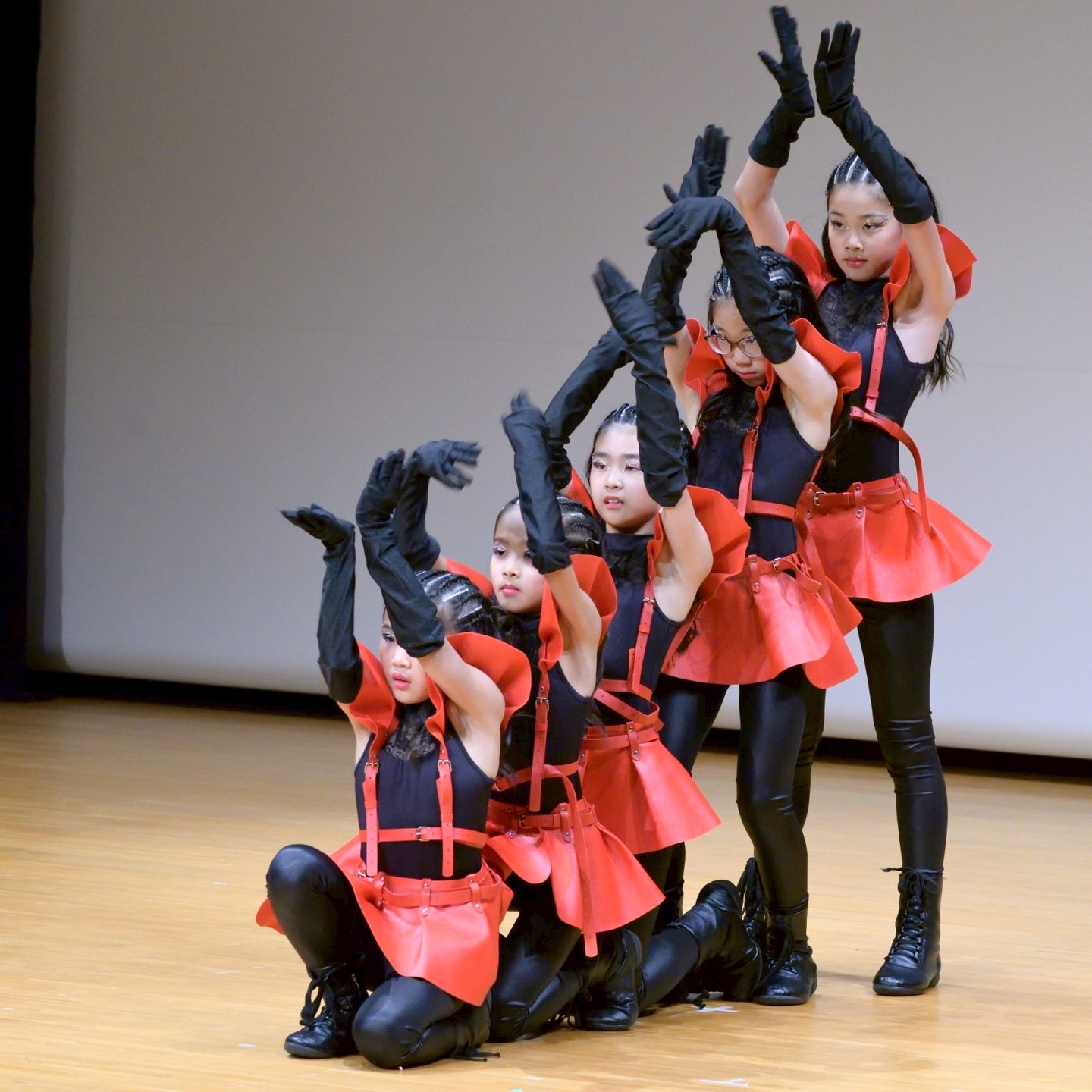 【対外的プロジェクト!】
今年もまた仲囲巣連は
色々と新しい事を計画中です。
え!うそ!そんな事まで〜
という様な、全祭連ビックリの
事も起きる予定なのですが
それはまた今度という感じで…
今回の発表ですが、
英彰Dance schoolさまと
コラボプロジェクトを今年から
計画中でございます!
英彰Dance schoolさまは、昨年の
仲囲巣連20周年特別記念公演に
出演して頂いた、学生ダンス団体です。
今回すずめ踊りとの
コラボも快く受けて下さり、
学生メンバーの対外チームが
僕たちと一緒にすずめ踊りを
踊ってくれることになりそうです!
ナイショですが投稿者のヤドは
映像制作の仕事をしているので🤫
振付動画を共有したくてせっせと
業務外で映像を作成中。もうちょっとで
出来るので、お待ちを〜🥺
感謝!笑顔!ありがとうございます!
#大阪 #堺市 #伝統芸能 #すずめ踊り #堺すずめ踊り