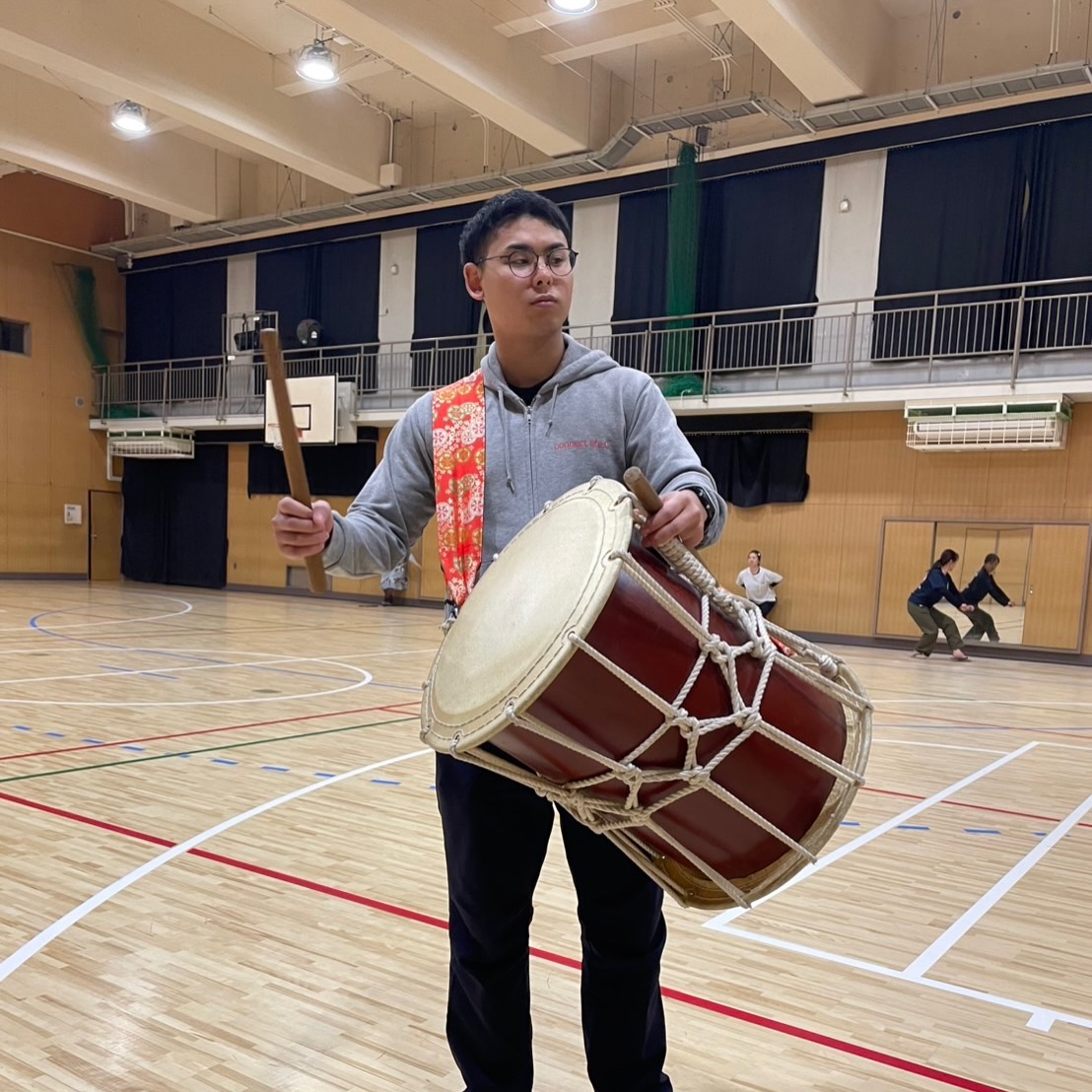 【練習日記】
年を重ねる毎に、お囃子の様子が
目に見えて変化して行っています。
今年は締め太鼓で、未経験から特訓中の
@nkhr44 シンさんと、
このインスタからご応募頂いた
篠笛として加入希望の
@junko.maekawa.9 光也妃(みやび)さん。
シンさんは徐々にリズムを覚えて
来だしていて良い感じです🌸先日は
Myバチも購入!やる気まんまんです😁🌸
光也妃さんは、Google AIで
「光也妃 三味線」と検索すると
めっちゃ詳しく経歴が出てくるくらい
ベテランの津軽三味線奏者&民謡歌手。
篠笛をこれから習うので、
披露のチャレンジが出来る場を
という事で仲囲巣連に来て頂きました🥹✨
津軽三味線でもすずめ踊りやってみたい!🤩
お囃子の現行メンバーも
良い刺激になっています🌸
相互作用で、仲囲巣連全体が今年も
レベルアップしていけるよう
がんばります☺️🌸🌸
感謝!笑顔!ありがとうございます!
#大阪 #堺市 #伝統芸能 #すずめ踊り #堺すずめ踊り