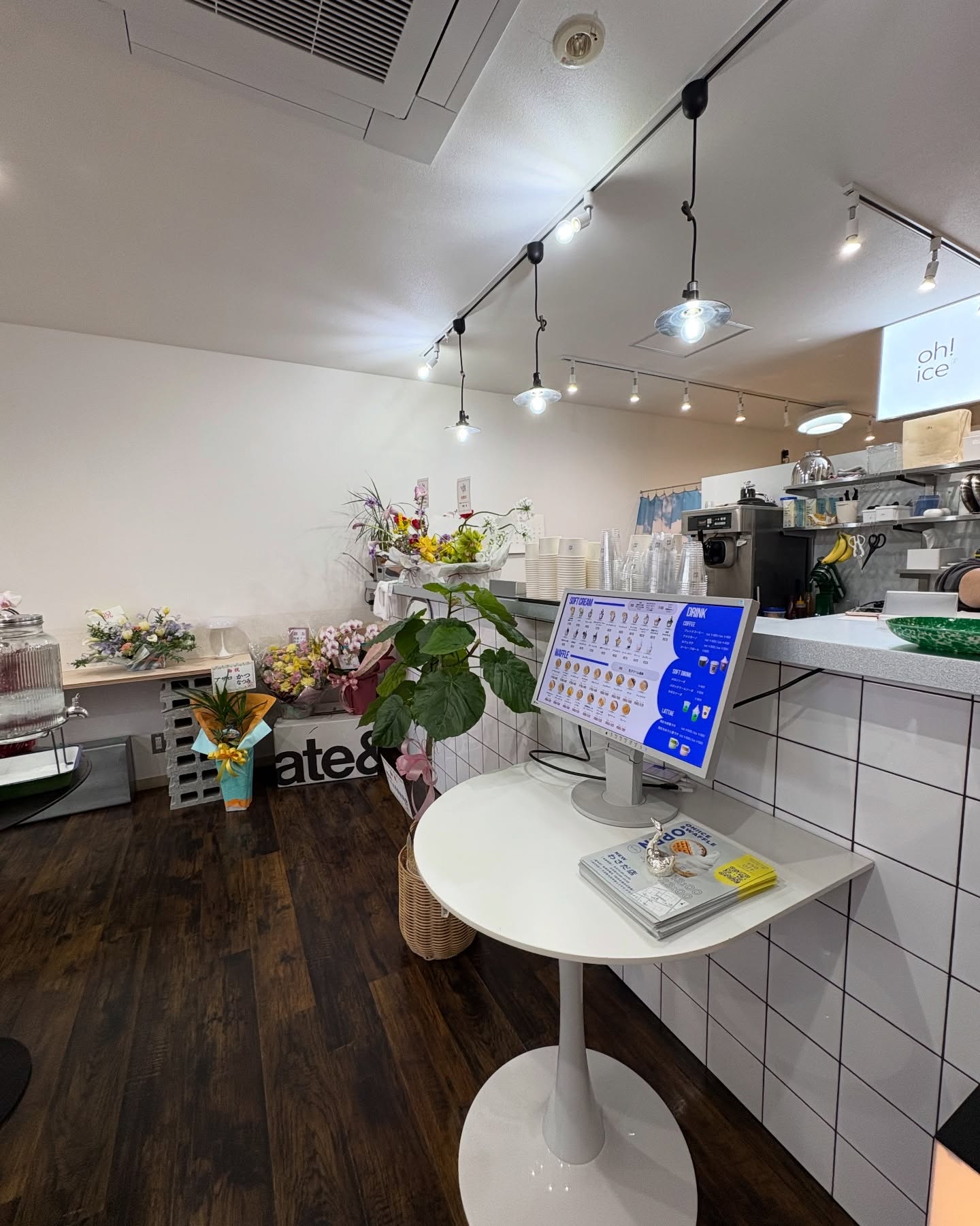 ▸他の投稿はこちらから
大分市大字市にある【OH!ICE&WAFFLE】さんに
スイーツ部で行ってきました❣️
大分駅エリアからわさだエリアへ移転された
OH!ICEさん!新しい店舗はさらにオシャレになってました!💕
美味しさ変わらず濃厚なソフトとフルーツのトッピングは
どれを食べても大満足!✨️
ワッフルは甘さ控えめな香ばしい生地にクリームとトッピングが贅沢に入って相性バツグン!❤️🔥
駐車場もありますので買い物終わりなどにぜひ
立ち寄ってください❣️
『OH!ICE&WAFFLE わさだ店』
@oh_ice2
📍 大分市市1280番地グランドコート102
🕕平日15:00~23:00 土日祝13:00~23:00
🅿️店舗前に3店舗共有の駐車場7台分あり
#スイーツ #大分 #ソフトクリーム #waffle #移転