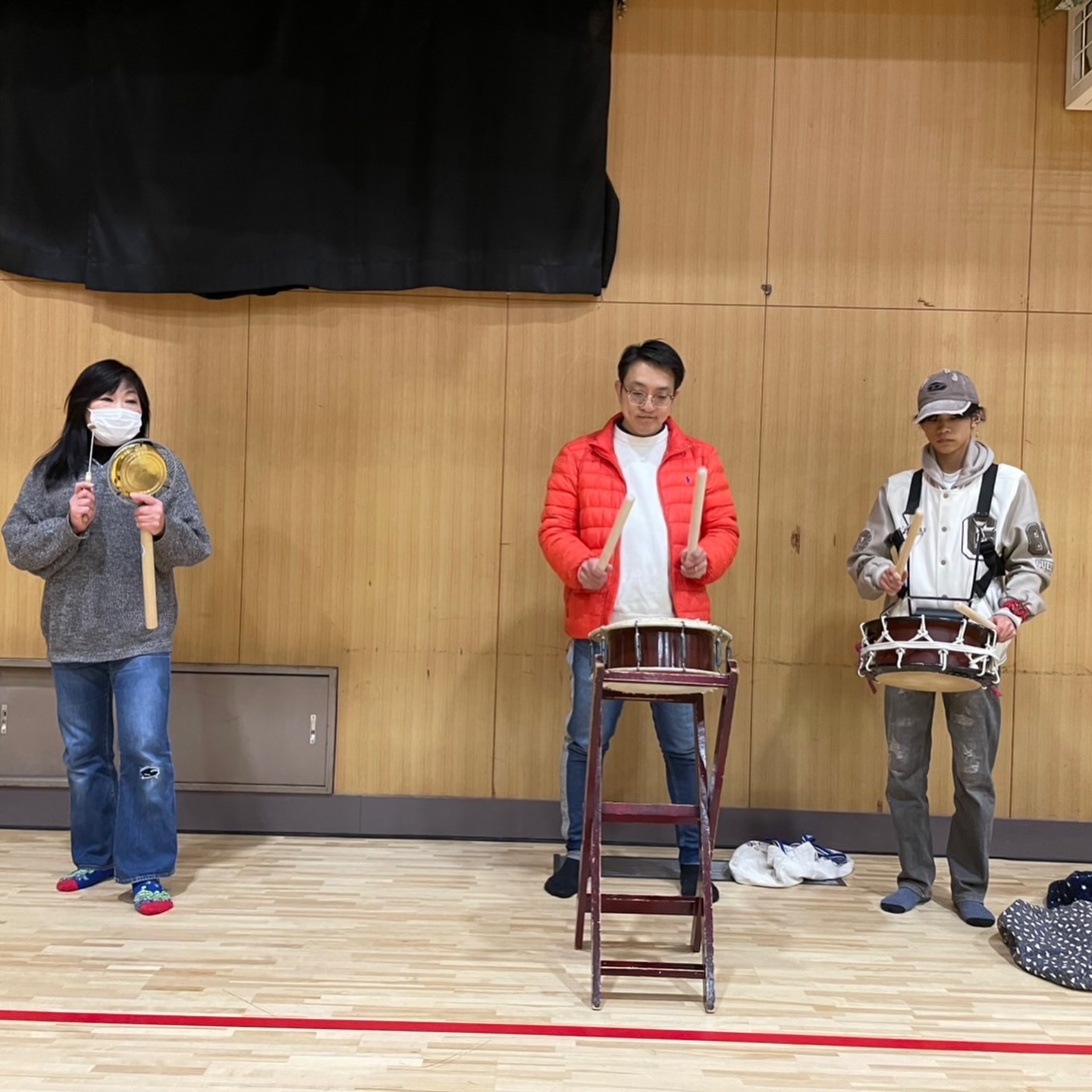 【練習日記】
年を重ねる毎に、お囃子の様子が
目に見えて変化して行っています。
今年は締め太鼓で、未経験から特訓中の
@nkhr44 シンさんと、
このインスタからご応募頂いた
篠笛として加入希望の
@junko.maekawa.9 光也妃(みやび)さん。
シンさんは徐々にリズムを覚えて
来だしていて良い感じです🌸先日は
Myバチも購入!やる気まんまんです😁🌸
光也妃さんは、Google AIで
「光也妃 三味線」と検索すると
めっちゃ詳しく経歴が出てくるくらい
ベテランの津軽三味線奏者&民謡歌手。
篠笛をこれから習うので、
披露のチャレンジが出来る場を
という事で仲囲巣連に来て頂きました🥹✨
津軽三味線でもすずめ踊りやってみたい!🤩
お囃子の現行メンバーも
良い刺激になっています🌸
相互作用で、仲囲巣連全体が今年も
レベルアップしていけるよう
がんばります☺️🌸🌸
感謝!笑顔!ありがとうございます!
#大阪 #堺市 #伝統芸能 #すずめ踊り #堺すずめ踊り