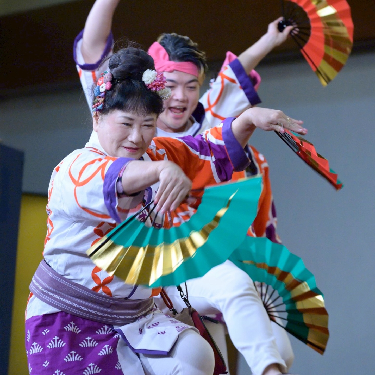 【演舞レポート】
2026.1.18
奈良ロイヤルホテル
新春 清樹会初舞の宴
新年の踊り始めは奈良で!
早速大阪を飛び越えて
奈良ロイヤルホテルまで
お招き頂きました。
誠に有難う御座います。
日本舞踊のご発表の中で
すずめ踊りを踊るという
型破りな披露も、扇流家元の
@ougi_ryu 扇 梅房さまの
ご贔屓により今回で2度目🥹🌸
扇 梅房さまが馬の被り物で
登場し、飴ちゃんを配るという
ユーモアな開会のご挨拶は、
EXPO 2025開催中にご企画された
@first_friday_japan_expo2025 の
一大イベントを運営された時の
気迫ともまた違うオーラで
参加者を楽しませておられました🌈✨
投稿者のヤドが普段
日本舞踊の世界と
触れ合う機会は無いので、
こういったご縁を頂ける
扇 梅房さまや仲囲巣連自体には
非常に感謝しています😇✨
今年のキメポーズに入れさせて
頂こうと思ったお扇子の
持ち方があったりと、
お扇子の使い方もすずめ踊りとは
違うだけに、大変勉強になりました!
感謝!笑顔!ありがとうございます!
#大阪 #堺市 #伝統芸能 #すずめ踊り #堺すずめ踊り