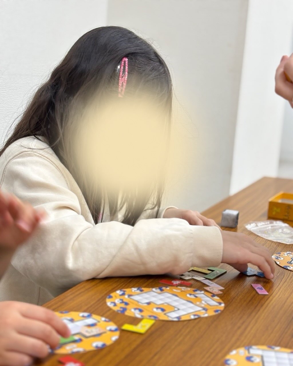 🧩 ウボンゴ 🧩
こんにちは!よりみちです🦉
本日は未就学児童さんでもできた!
ボードゲームの紹介です!
「ウボンゴ」
指定されたパズルタイルを
回したり、ひっくり返したりしながら、
砂時計の時間内に
自分のボードをすき間なく埋める
速解きパズルゲームです✨
未就学児童さんも楽しめるように
ルールを簡略化して挑戦!
楽しんで参加することができました☺️
完成したら
元気に「ウボンゴ!」と叫びます!
それぞれのペースで
達成感を味わえる時間になりました🦉
#放課後等デイサービス
#児童発達支援
#ボードゲーム
#療育
