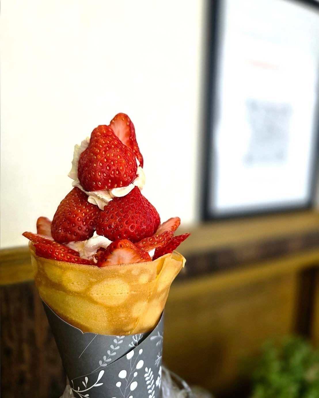 ◀◁他の投稿はこちらから
栄養士さんが作る体に優しいクレープ店で
1番人気のいちごのクレープ🍓トリプルを食べました😍✨(撮影当時はあまおう苺)
素材にもこだわりがあって 甘すぎずとっても美味しいクレープ❣️
テイクアウトもイートインもできます🙆♀️
週末には行列になる事もあるので時間に余裕をもって行かれてください🥰
『シャンティー クレープ』
@chanti.crepe
📍大分市田尻433-4
☎️097-560-2374
🕕12:00~18:00 火曜・水曜定休日 売切れ終了
🅿️店舗横4台
【商品名】あまおうクレープ
⚠掲載内容は来店当時の情報です
.。ꕤ 今回の #スイーツ部特派員 ꕤ.。
▸︎▹︎▸︎▹︎ @oita_hiromi10_88 さん
┈┈┈┈┈┈┈ ❁ ❁ ❁ ┈┈┈┈┈┈┈┈
oita_ひろみです·͜· ♡
スイーツ部特派員として大分県内の美味しい • 可愛いスイーツを紹介していきます🍰🍩🧁
┈┈┈┈┈┈┈ ❁ ❁ ❁ ┈┈┈┈┈┈┈┈
#スイーツ #いちご #大分 #クレープ