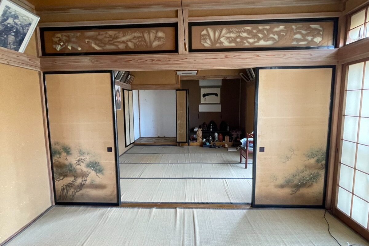 🏔️ Myoko, Niigata – Ski Property Opportunity!(Airbnb-eligible)
Looking for an affordable home near Japan’s famous ski resorts? ❄️
📍 Located in Myoko, Niigata
🚗 Only 15 minutes by car to the nearest ski resort
💰 Price: ¥5,300,000 (Approx. $34,200 USD)
Spacious land size of 315.46㎡ (95.42 tsubo)
Freehold property
Built in November 1984
Perfect for a ski getaway home, rental investment, or renovation project in one of Japan’s top winter destinations.
DM us for more details or viewing arrangements 📩
#Myoko #NiigataProperty #JapanRealEstate #SkiResortHome #JapanInvestment #Akiya #CheapPropertyJapan #minpaku #japanski