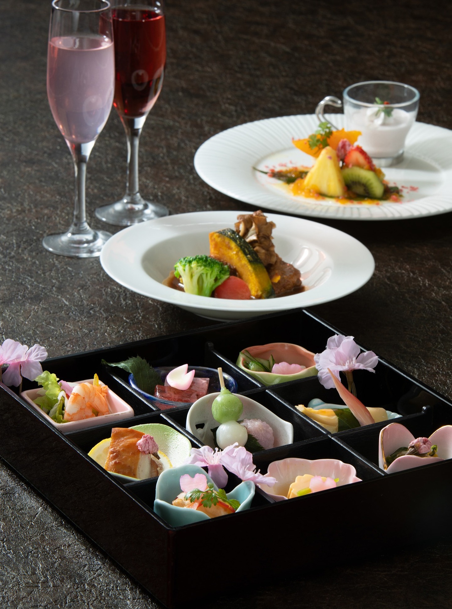 和の装いで初登場!
桜イブニングハイティー🥂🌸
ホテルの中庭で夜の花見気分が味わえる、春限定の和のイブニングハイティーが3/6(金)から登場!
これまで洋のイメージが強かったイブニングハイティーがこの春、和の装いへ✨
アトリウムガーデンパーク内にある“カフェ&バー プラザ”で、季節の酒肴9種の重箱・メイン料理・季節のデザート・90分間のフリーフローが楽しめる大人の時間をご堪能いただけます🍴
ホテルならではのナイトロケーションで夜の花見気分を味わえる優雅なひとときをお過ごしください🌸
🍴Food Menu
・季節の酒肴9種の重箱
・メイン料理「国産牛の味噌煮込み」
・季節のデザート
🥂Drink Menu (90分飲み放題)
*アルコール
・スパークリングワイン ・ワイン ・ウイスキー ・カクテル
*ノンアルコール
・ノンアルコールスパークリング ・ノンアルコールカクテル
*ソフトドリンク
・コーヒー ・紅茶 ・ハーブティー
<期間>
2026年3月6日(金) ~ 4月25日(土)
※金曜日・土曜日限定
<提供時間>
17:30~19:30ラストオーダー / 21:00閉店
<料金>
¥6,800 (税・サービス料込)
<店舗>
水戸プラザホテル
カフェ&バー・プラザ
TEL.050-3503-1022
※数に限りがございます。
※ご提供はご予約のお客様優先とさせていただきます。
※当日のご希望につきましては、お電話にてお問い合わせください。
#イブニングハイティー
#EveningHighTea
#ハイティー
#HighTea
#ホテルハイティー
#HotelHighTea
#夜のアフターヌーンティー
#ナイトアフターヌーンティー
#桜 #花見 #春メニュー
#水戸プラザホテル #MitoPlazaHotel
#カフェ #カフェプラザ
#シアワセを記憶するホテル
#森の中の迎賓館