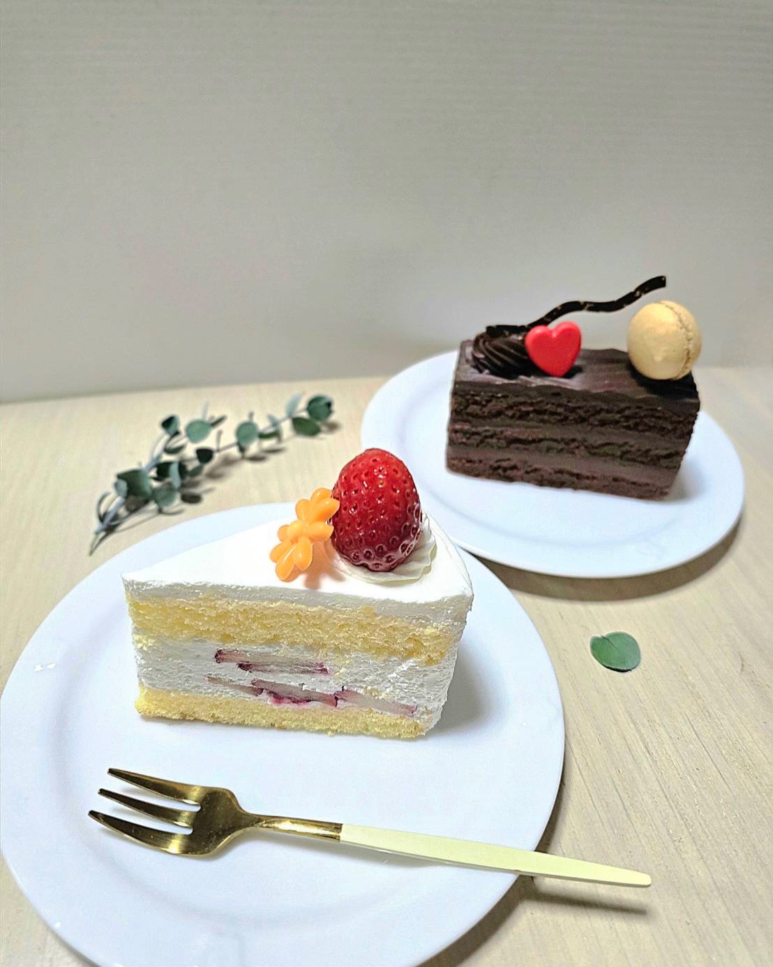 ◀◁他の投稿はこちらから
高城にある老舗ケーキ屋さん😊
ちひろばさんと言えば【ロバのパイ】🌰
年間通して食べれるます♪
注文したらその場で出来たてを用意してくれました😊💓いまなら苺バージョンもあり🍓🍓
もう1つ ちひろばさんと言えばの【チョコの国から】はカットケーキでも販売されてるます🍫チョコの国からは少し日持ちもするので手土産にも喜ばれそうですね𐂐🍰
週末はクロワッサンもあるかも?!
是非行ってみてください🥰
『ちひろば』
@chiiroba_sweets_oita
📍大分市高城南町9番 第3清弥ビル1F
☎️097-552-6183
🕕10:00~18:00 定休日水曜日
🅿️店舗前
【商品名】ロバのパイ/ショートケーキ/チョコケーキ
⚠掲載内容は来店当時の情報です
.。ꕤ 今回の #スイーツ部特派員 ꕤ.。
▸︎▹︎▸︎▹︎ @oita_hiromi10_88 さん
┈┈┈┈┈┈┈ ❁ ❁ ❁ ┈┈┈┈┈┈┈┈
oita_ひろみです·͜· ♡
スイーツ部特派員として大分県内の美味しい • 可愛いスイーツを紹介していきます🍰🍩🧁
┈┈┈┈┈┈┈ ❁ ❁ ❁ ┈┈┈┈┈┈┈┈
#スイーツ #大分 #ケーキ #sweets