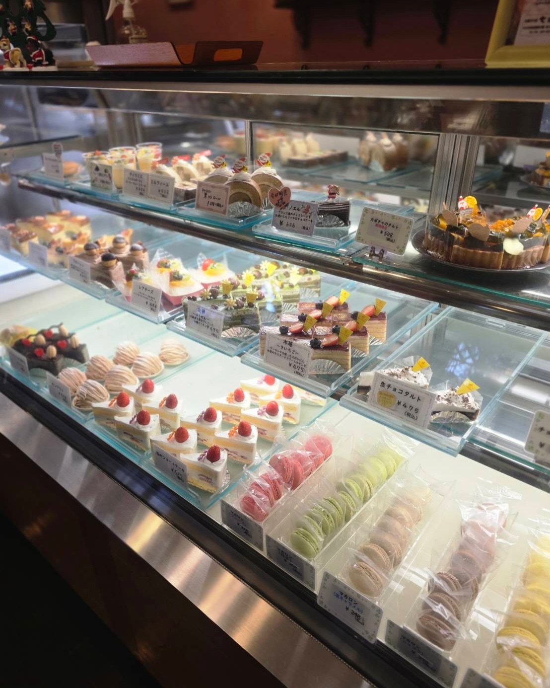 ◀◁他の投稿はこちらから
高城にある老舗ケーキ屋さん😊
ちひろばさんと言えば【ロバのパイ】🌰
年間通して食べれるます♪
注文したらその場で出来たてを用意してくれました😊💓いまなら苺バージョンもあり🍓🍓
もう1つ ちひろばさんと言えばの【チョコの国から】はカットケーキでも販売されてるます🍫チョコの国からは少し日持ちもするので手土産にも喜ばれそうですね𐂐🍰
週末はクロワッサンもあるかも?!
是非行ってみてください🥰
『ちひろば』
@chiiroba_sweets_oita
📍大分市高城南町9番 第3清弥ビル1F
☎️097-552-6183
🕕10:00~18:00 定休日水曜日
🅿️店舗前
【商品名】ロバのパイ/ショートケーキ/チョコケーキ
⚠掲載内容は来店当時の情報です
.。ꕤ 今回の #スイーツ部特派員 ꕤ.。
▸︎▹︎▸︎▹︎ @oita_hiromi10_88 さん
┈┈┈┈┈┈┈ ❁ ❁ ❁ ┈┈┈┈┈┈┈┈
oita_ひろみです·͜· ♡
スイーツ部特派員として大分県内の美味しい • 可愛いスイーツを紹介していきます🍰🍩🧁
┈┈┈┈┈┈┈ ❁ ❁ ❁ ┈┈┈┈┈┈┈┈
#スイーツ #大分 #ケーキ #sweets