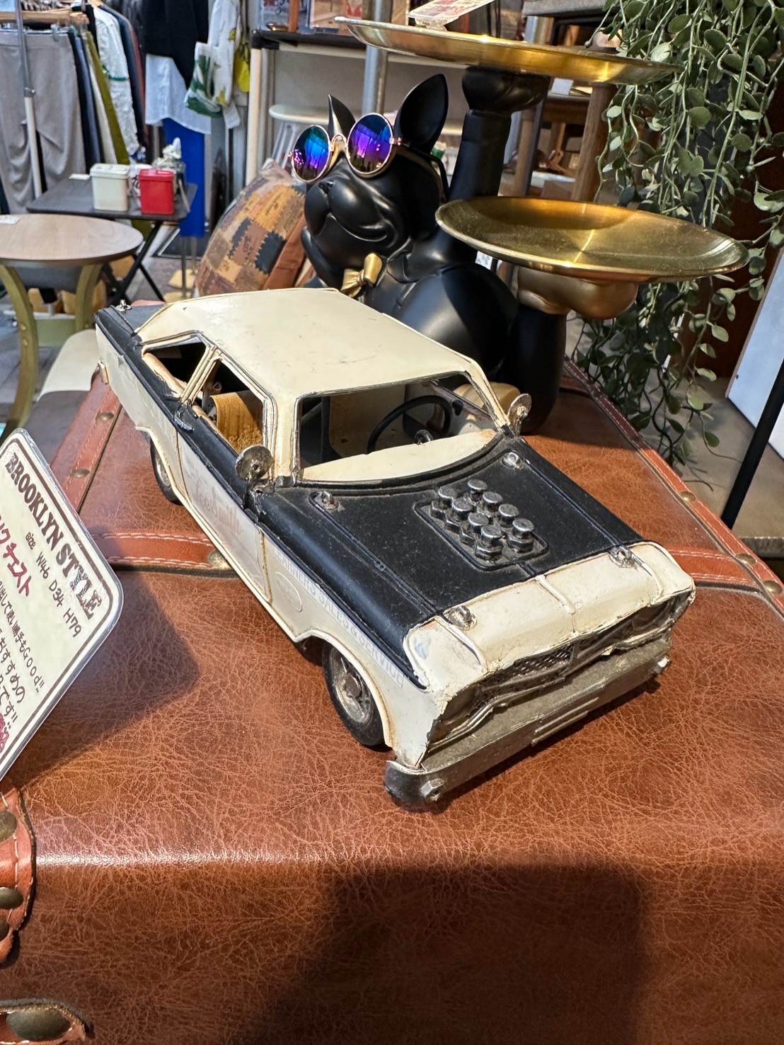 今週の新入荷製品ー
車好き・アメリカン雑貨好き必見です。
お部屋やガレージのインテリアとして大人気の、レトロなブリキオブジェが大量入荷しましたー
サーフボードを積んだワーゲンバスやジープ、可愛いスクーター。
さらにアメリカンなパトカーや消防車、クラシックなスクールバスまで種類豊富に揃ってます。
どれも使い込まれたヴィンテージ風の加工がされていて、ずらっと並べるだけで一気に男前インテリアが完成しますー
細部までこだわった作りなので、車好きや雑貨好きの方へのプレゼントやギフトにもオススメです。
毎回すぐに売れてしまうシリーズなので、お気に入りの車を見つけたらぜひお早めに!
皆さんはどの形が一番好きですか?🚗
よかったらコメントで教えてくださいー
それぞれ風合いも違うので、ぜひ皆様店頭でじっくりご覧くださいー
#家具のウスイ #武蔵小山 #ブリキのおもちゃ #インテリア雑貨 #アメリカン雑貨